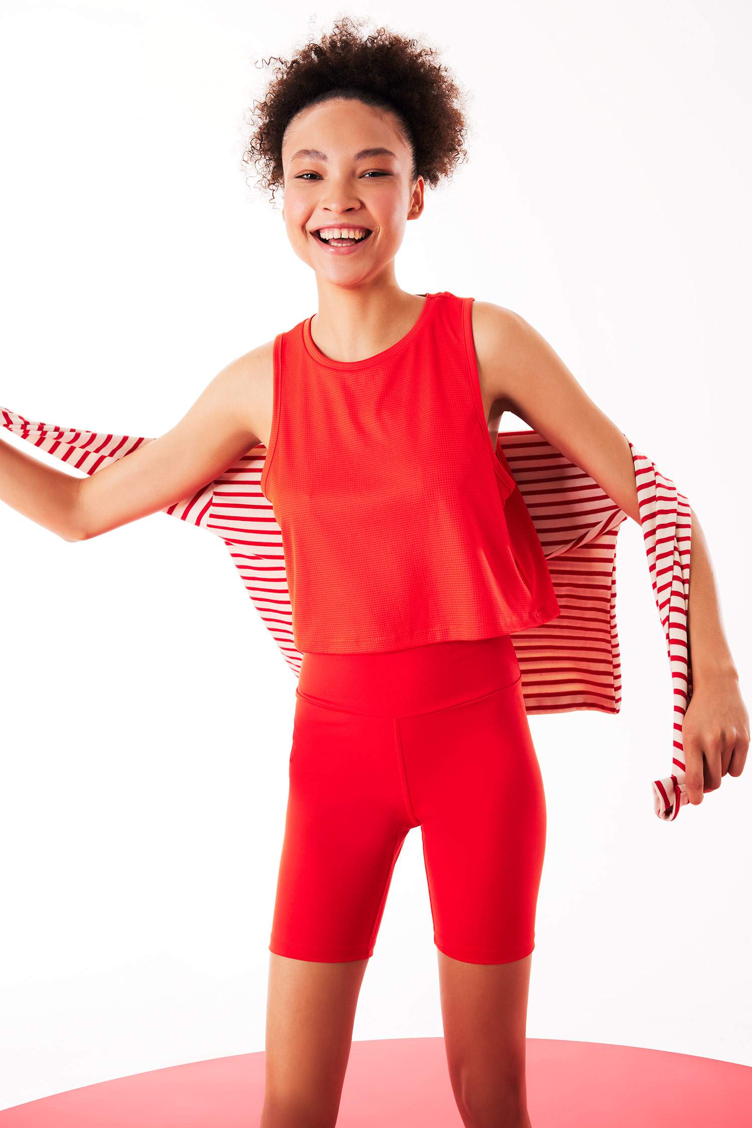 كروب توب بدون أكمام بطبعة شعار