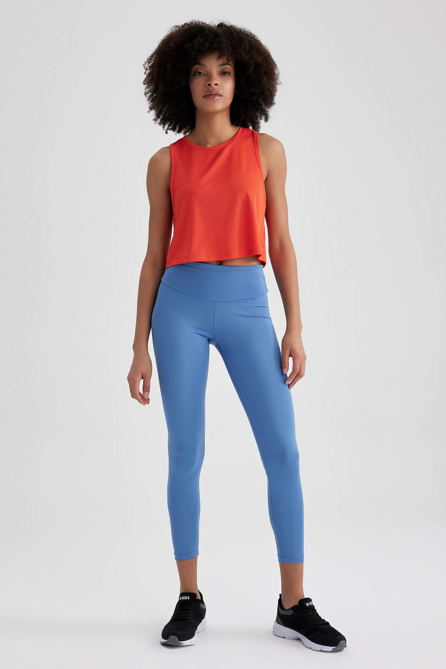 كروب توب بدون أكمام بطبعة شعار