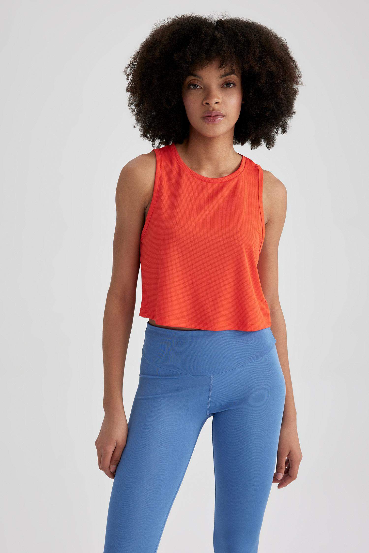 كروب توب بدون أكمام بطبعة شعار