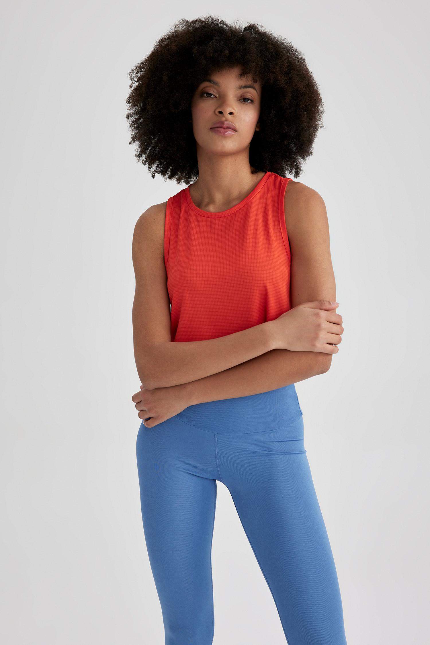 كروب توب بدون أكمام بطبعة شعار