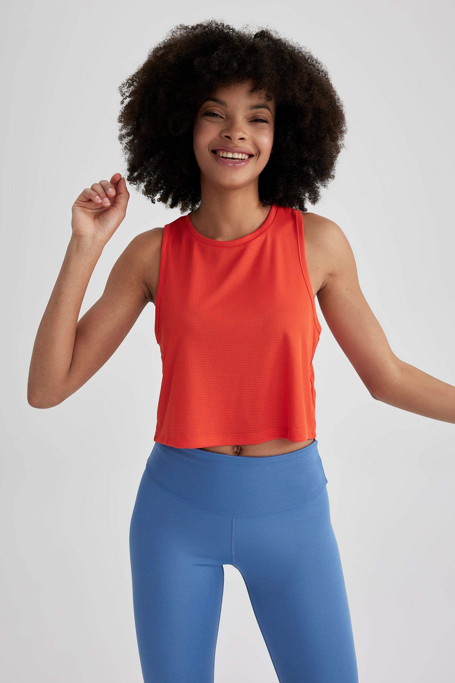 كروب توب بدون أكمام بطبعة شعار