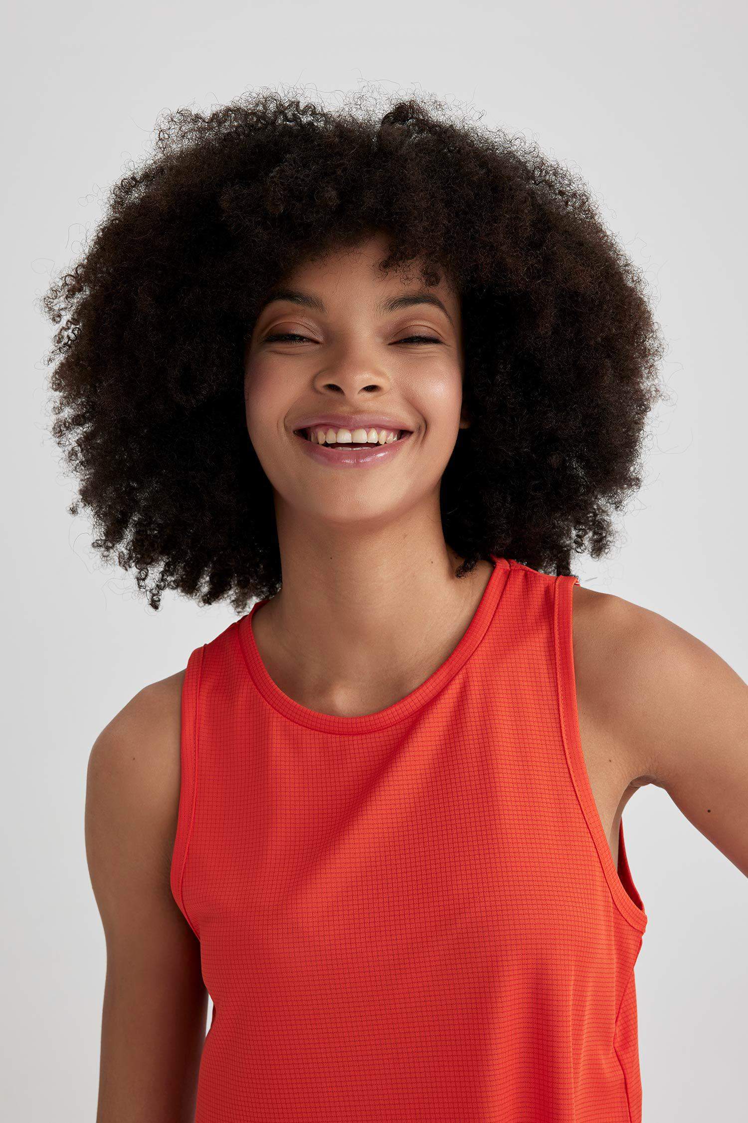 كروب توب بدون أكمام بطبعة شعار