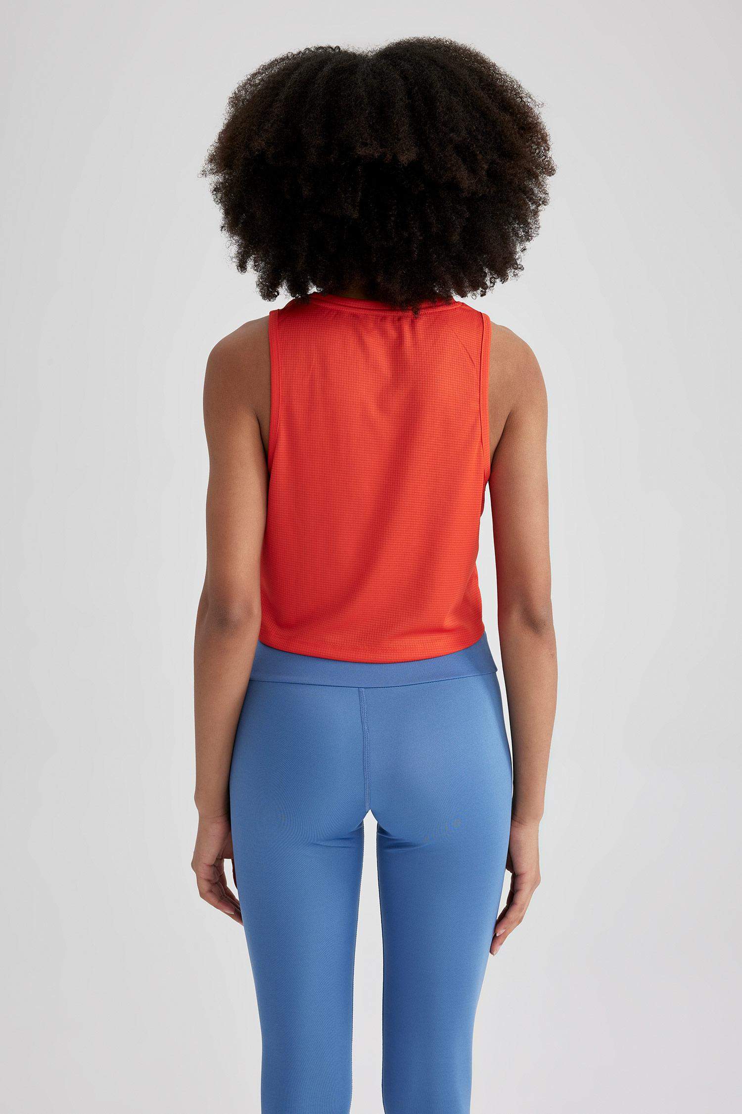 كروب توب بدون أكمام بطبعة شعار