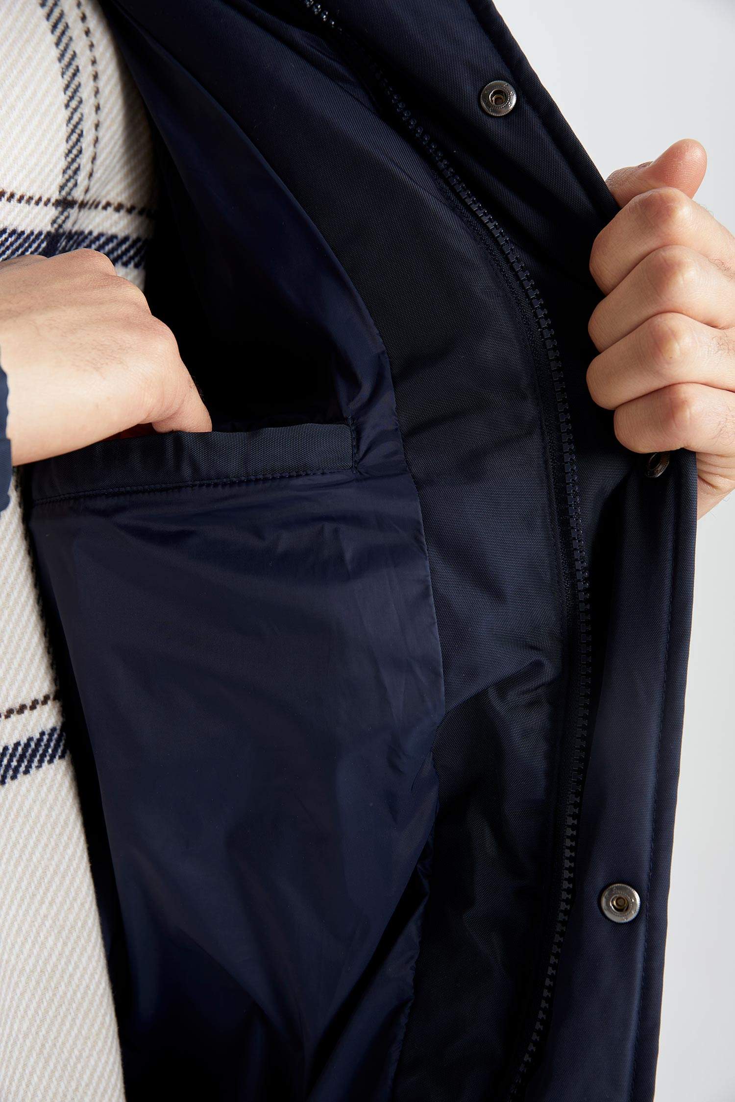 Fermuarlı Çıtçıtlı Cepli Dik Yaka Şişme Mont