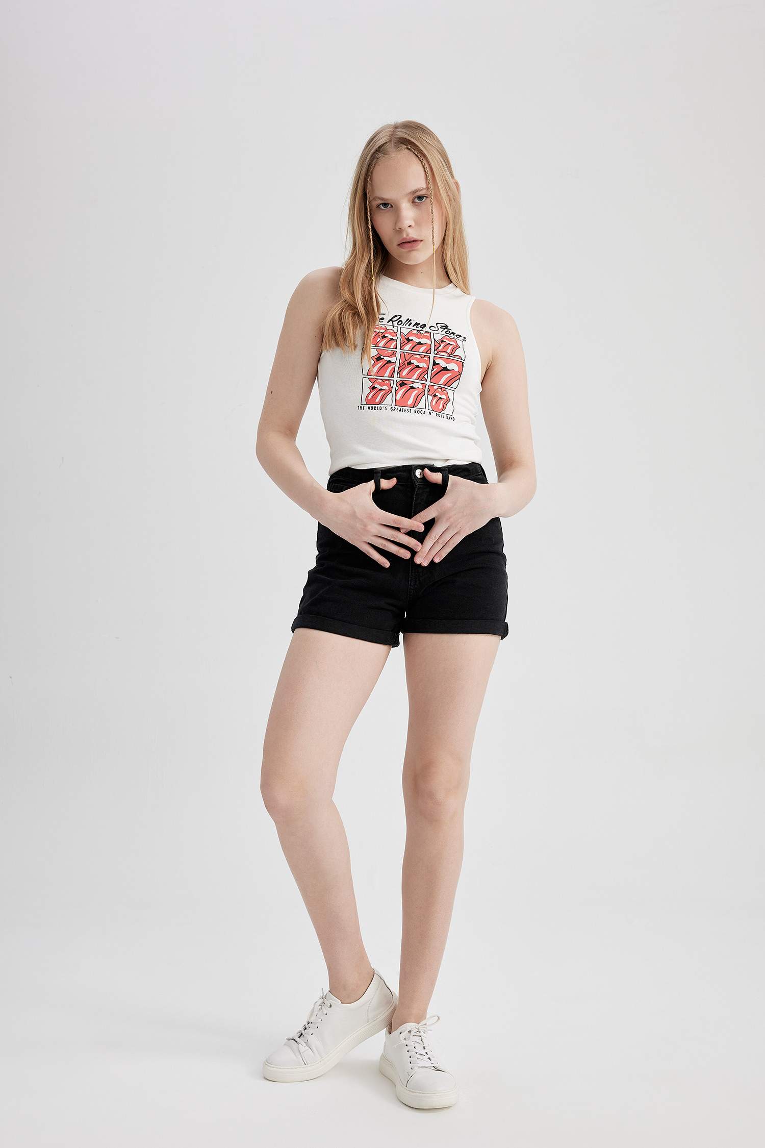 شورت موم فيت بخصر عالي بحافة مطوية