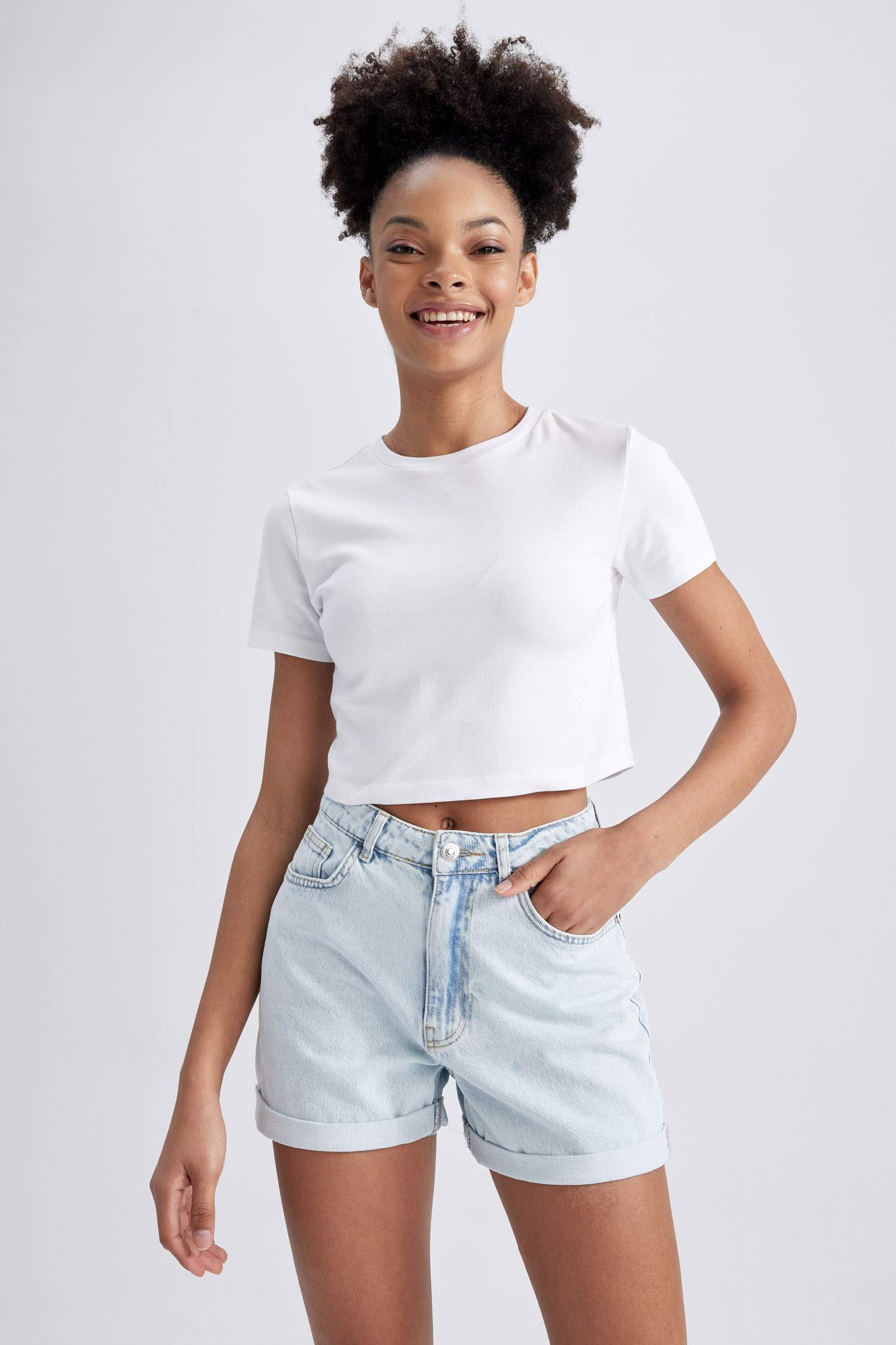 شورت جينز موم فيت بخصر عالي