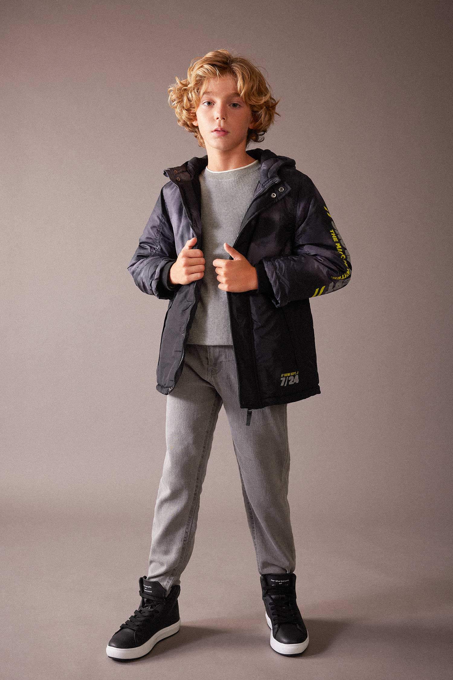 جاكيت ولادي بغطاء للرأس ببطانة صوفية