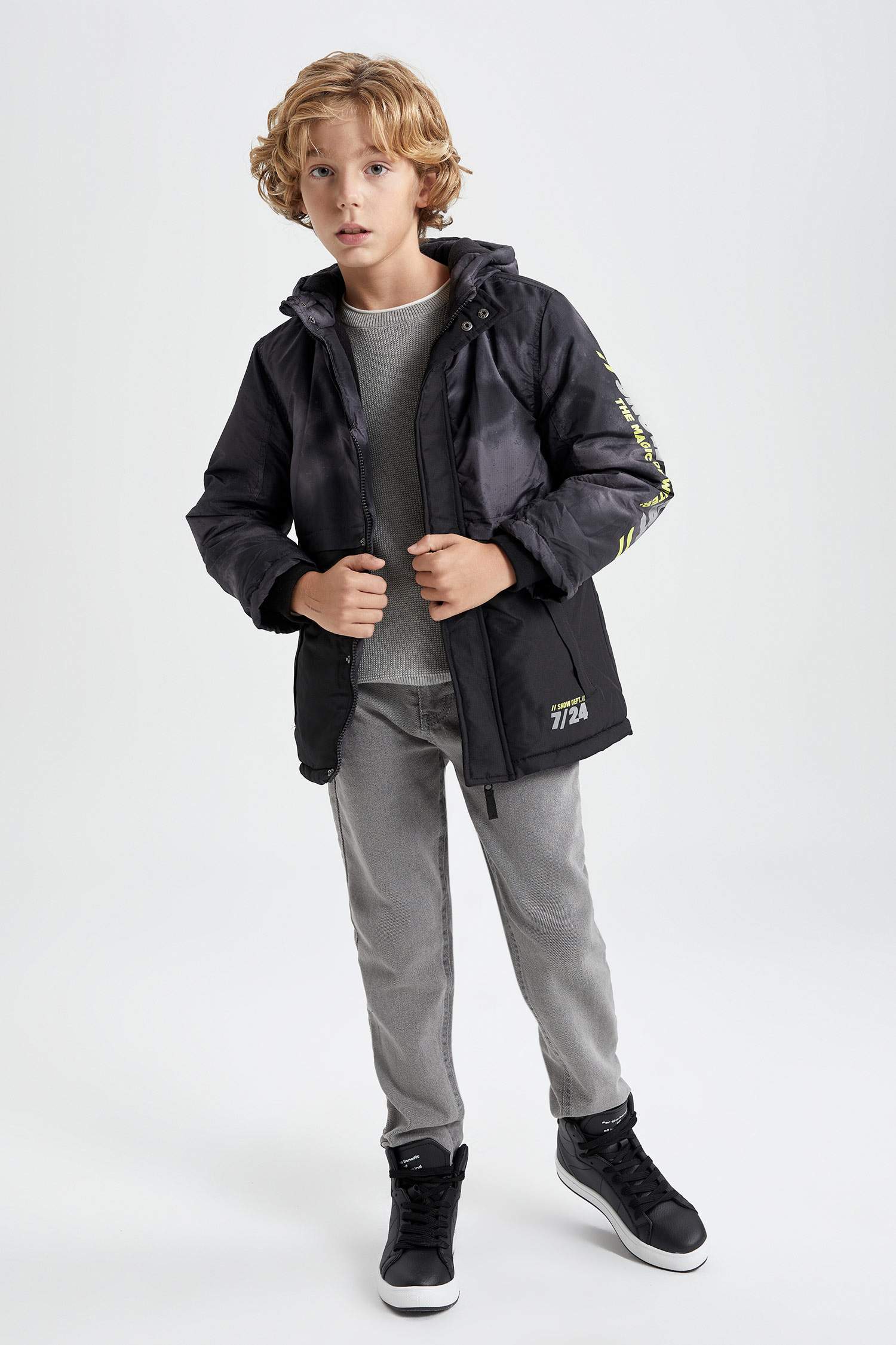 جاكيت ولادي بغطاء للرأس ببطانة صوفية