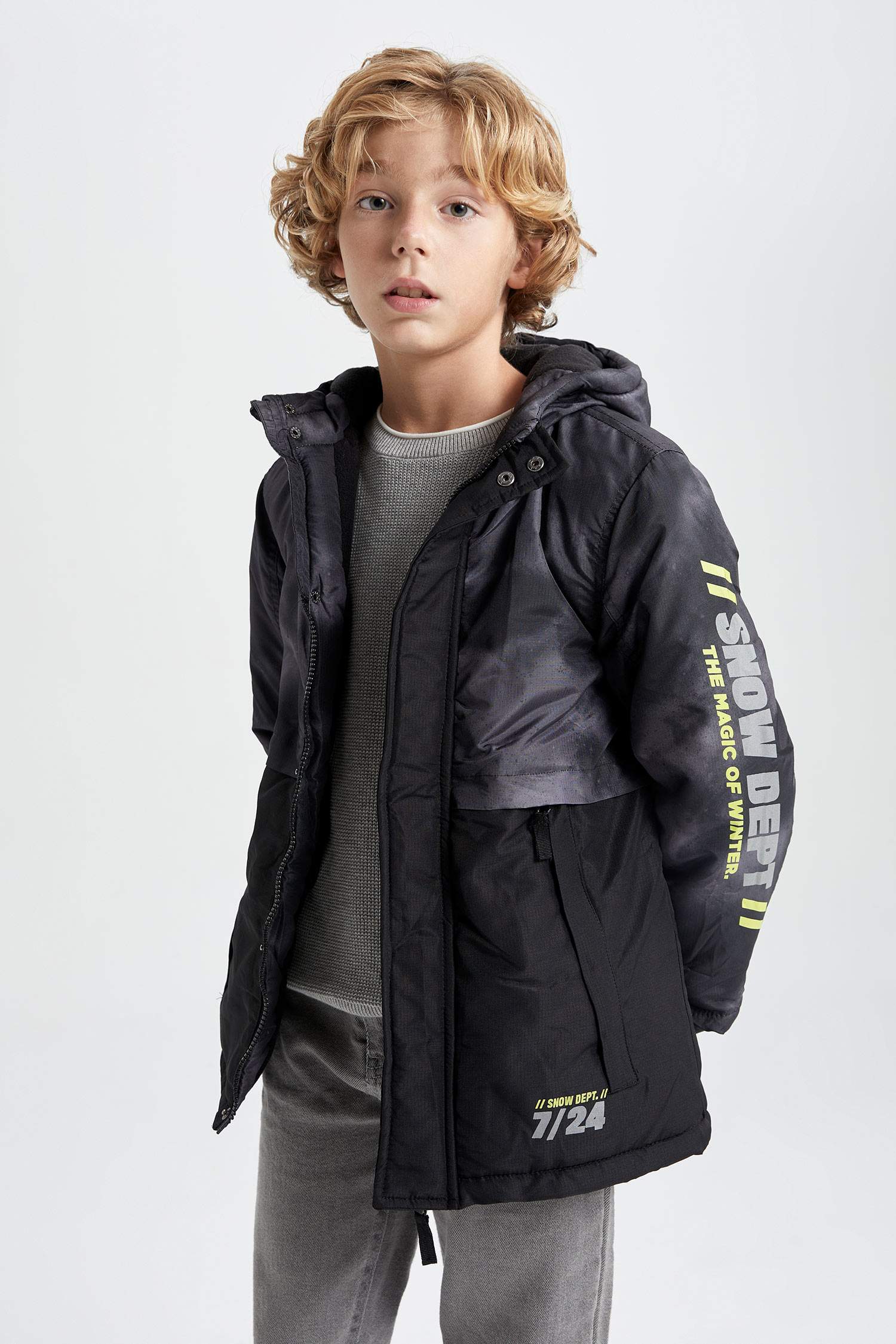 جاكيت ولادي بغطاء للرأس ببطانة صوفية