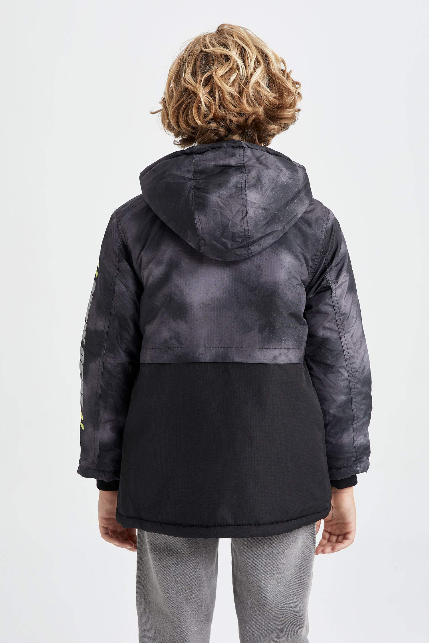 جاكيت ولادي بغطاء للرأس ببطانة صوفية