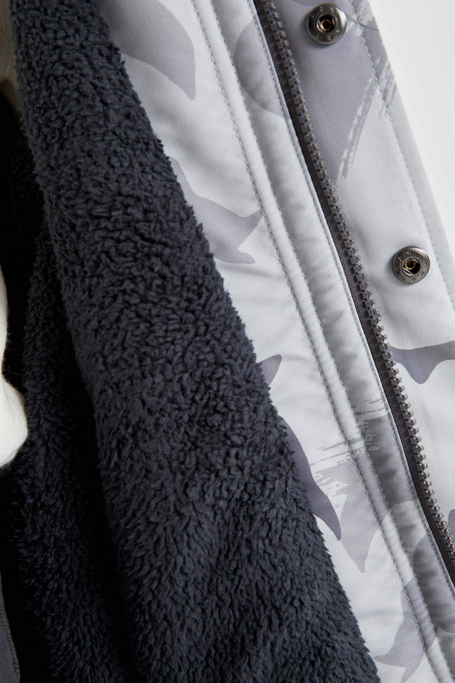 Erkek Çocuk Su İtici Mont Kaban Kamuflaj Desenli Kapüşonlu Çıkarılabilir Kürklü Pelüş Astar