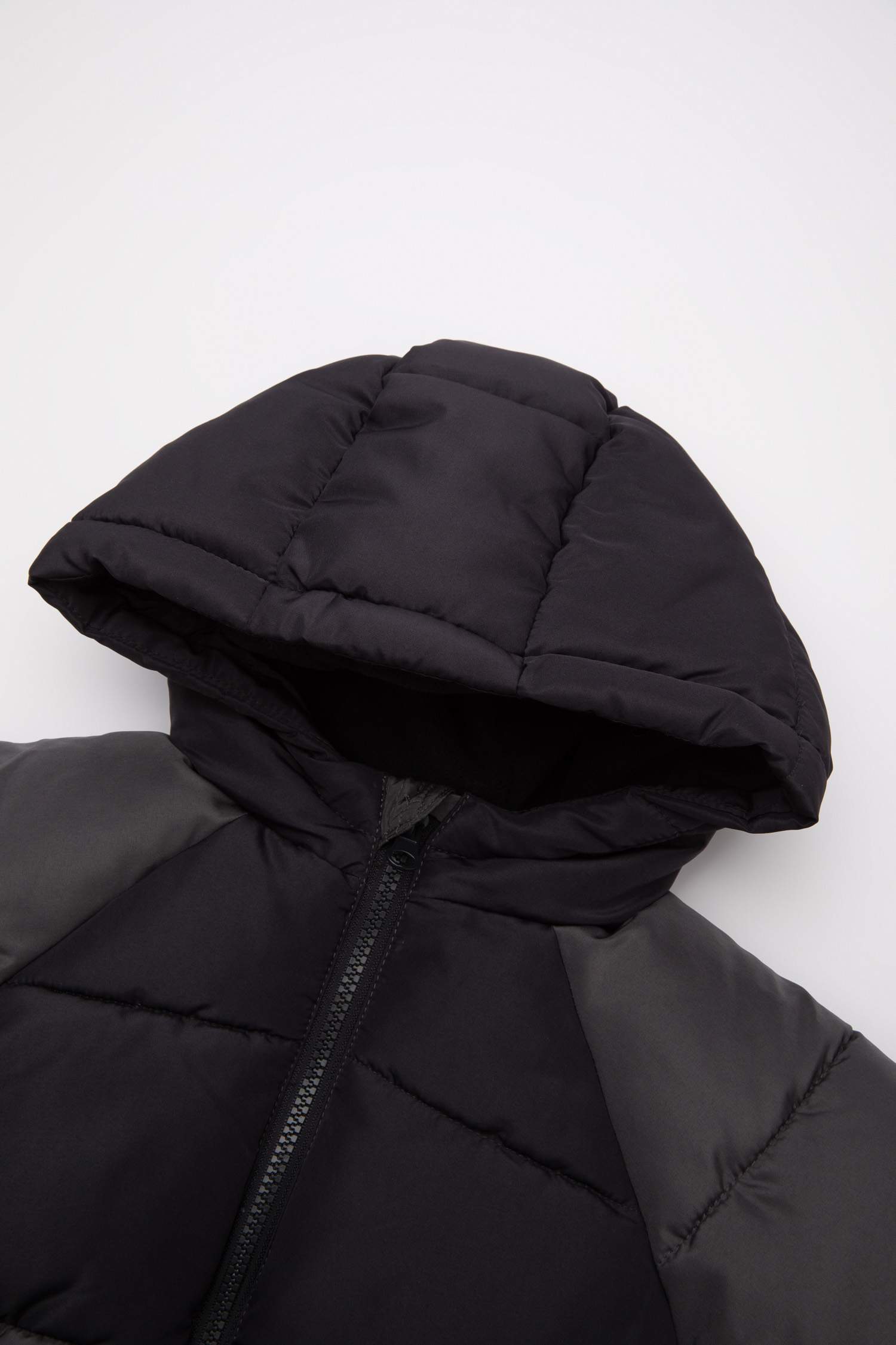 Erkek Bebek Kapüşonlu Su Geçirmez Blok Renk Desenli Ribana Kollu Polar Astarlı Fermuarlı Cepli Şişme Mont