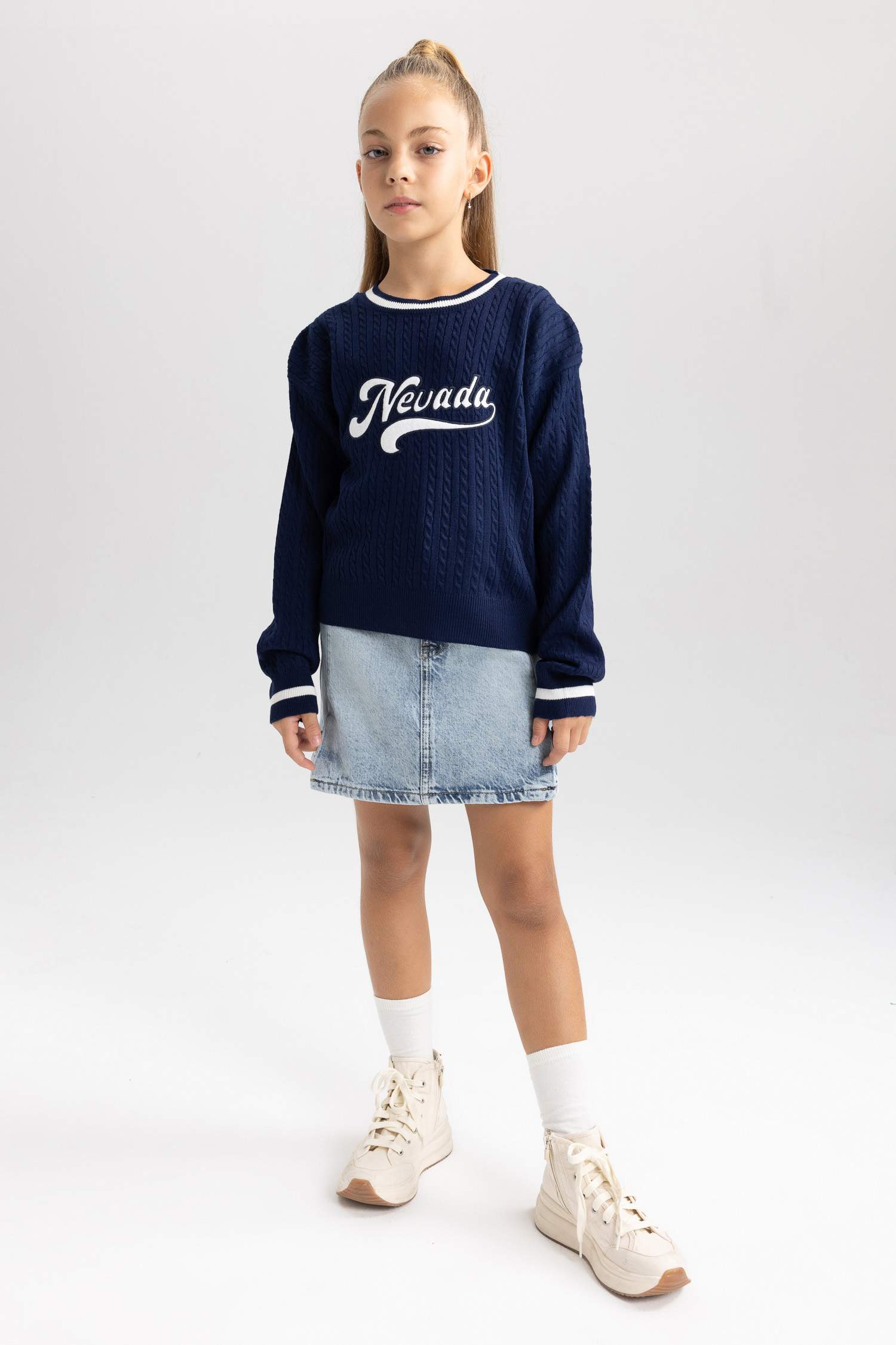 Свитер стандартного кроя с круглым вырезом для девочек