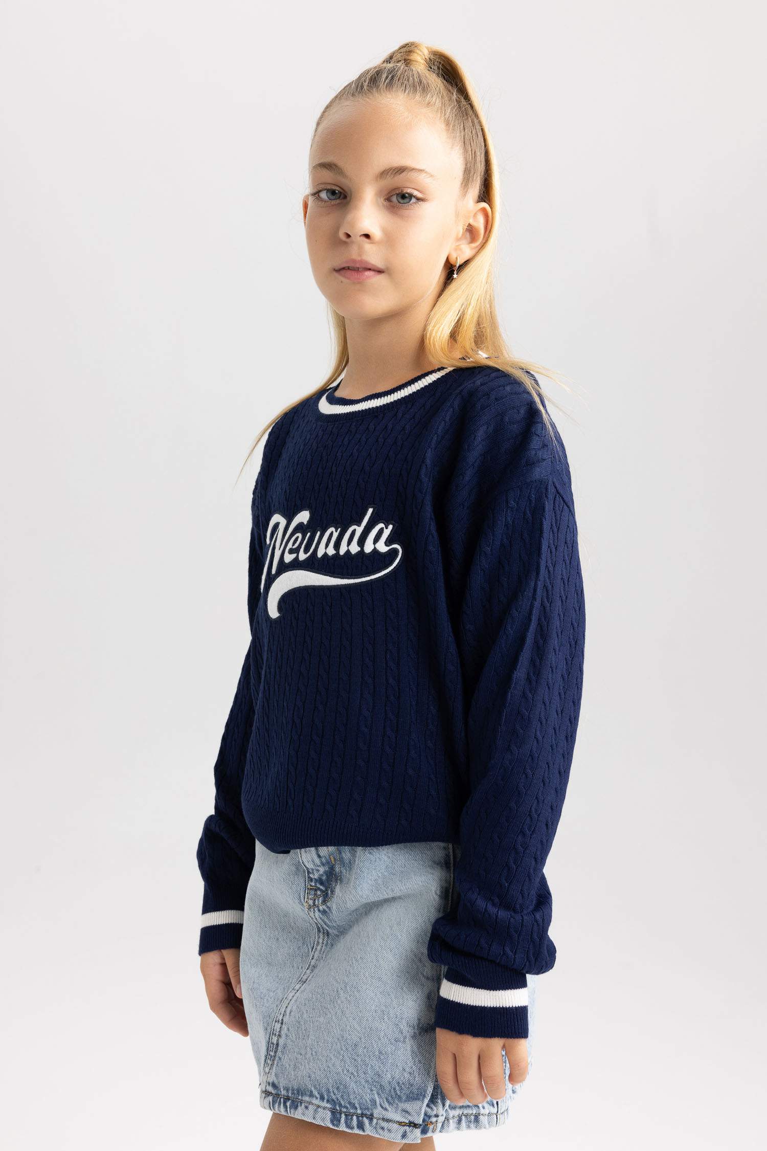 Свитер стандартного кроя с круглым вырезом для девочек