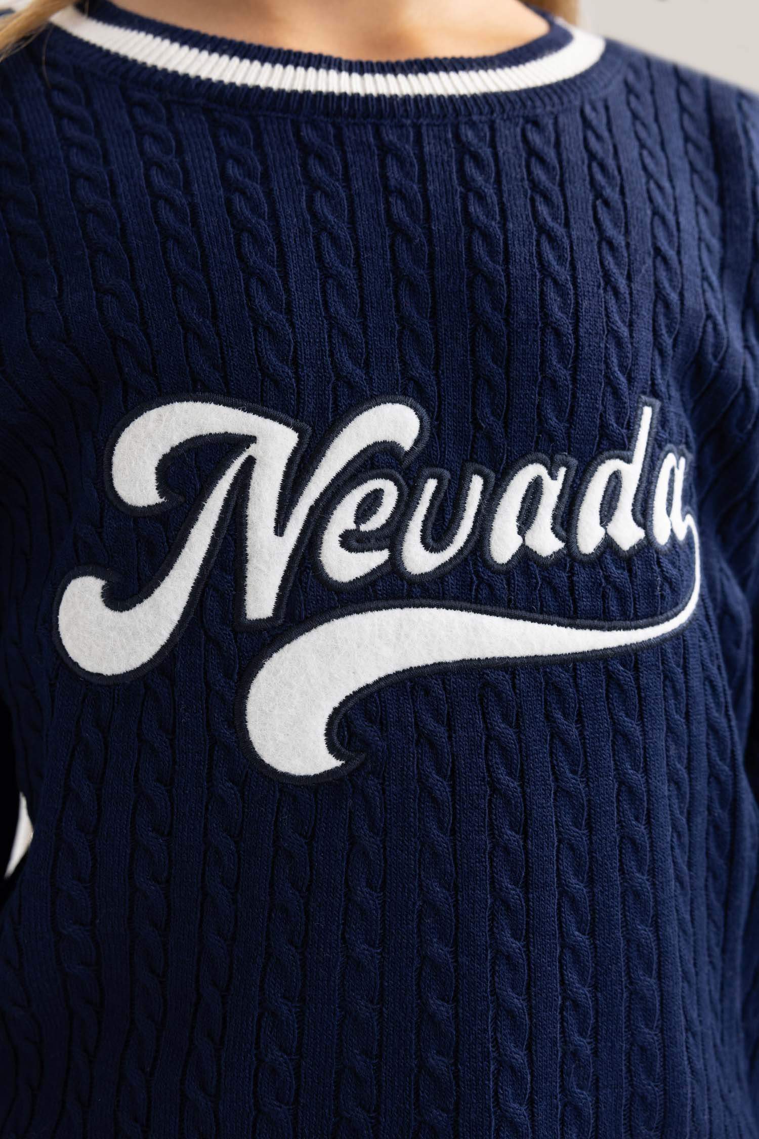 Свитер стандартного кроя с круглым вырезом для девочек