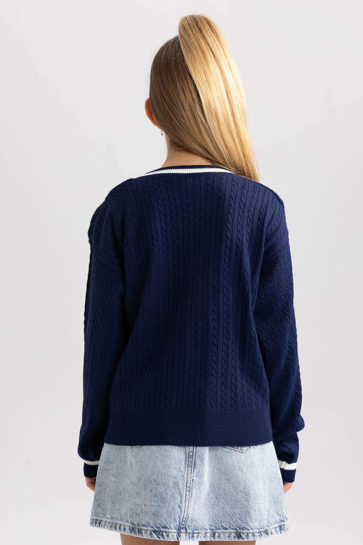 Свитер стандартного кроя с круглым вырезом для девочек