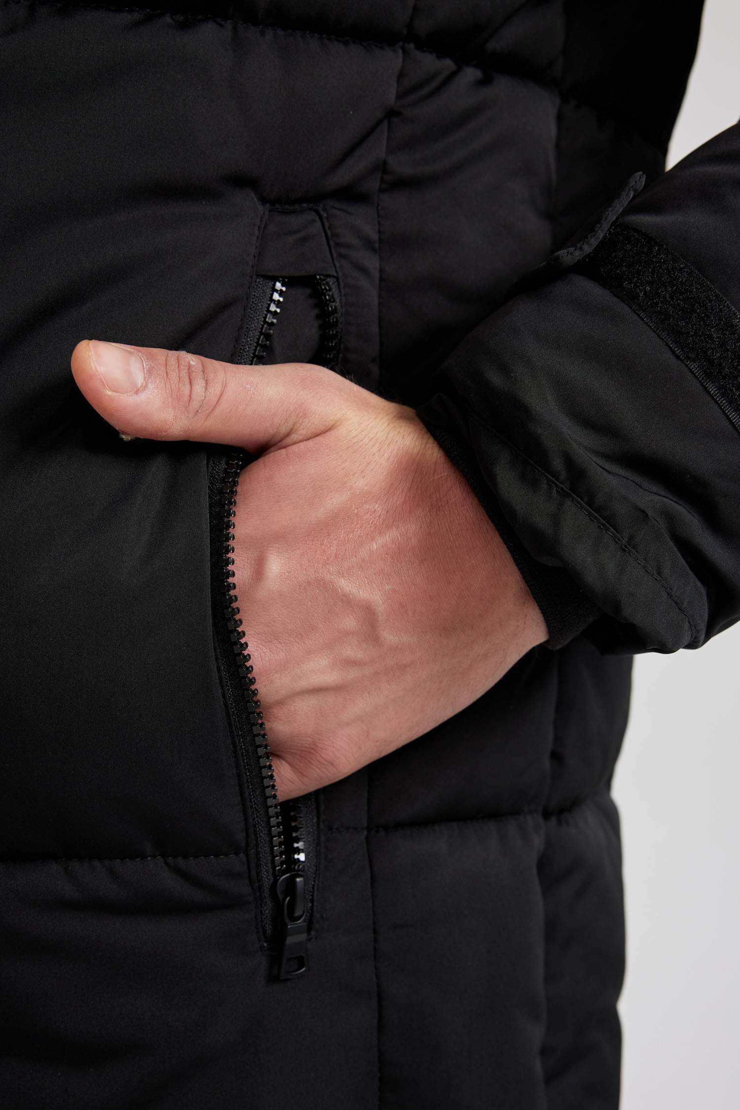 Su İtici Regular Fit Kapüşonlu Fermuarlı Cepli Uzun Şişme Mont Parka