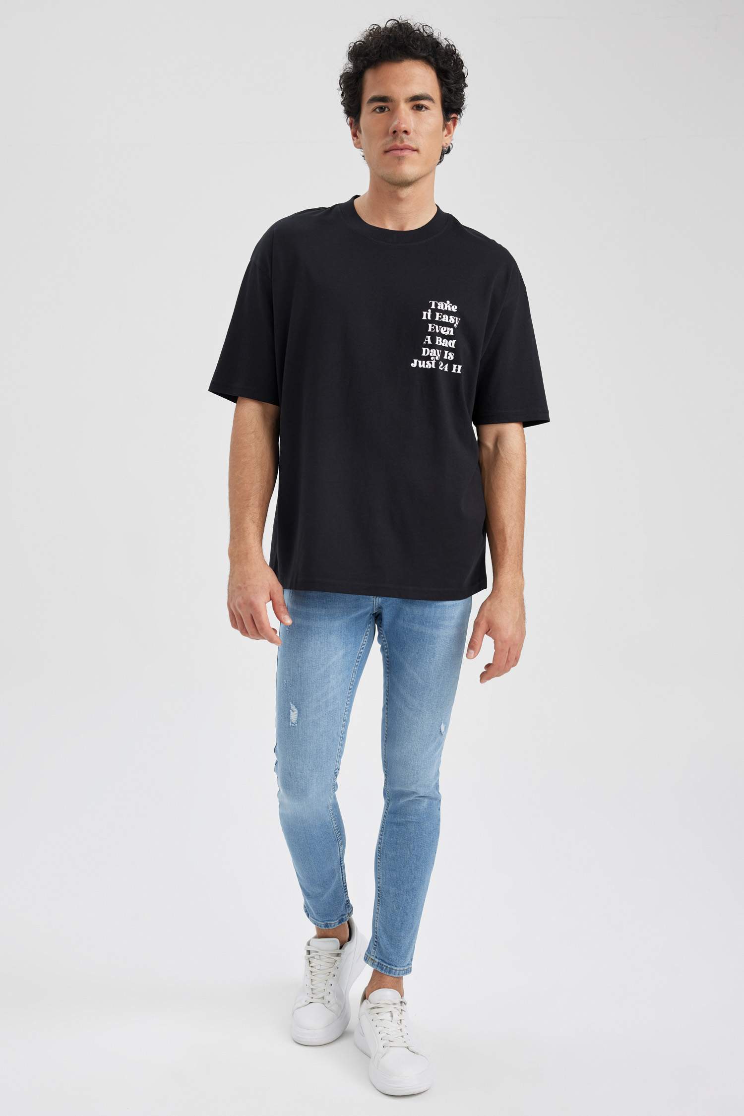 Футболка оверсайз с круглым вырезом и принтом