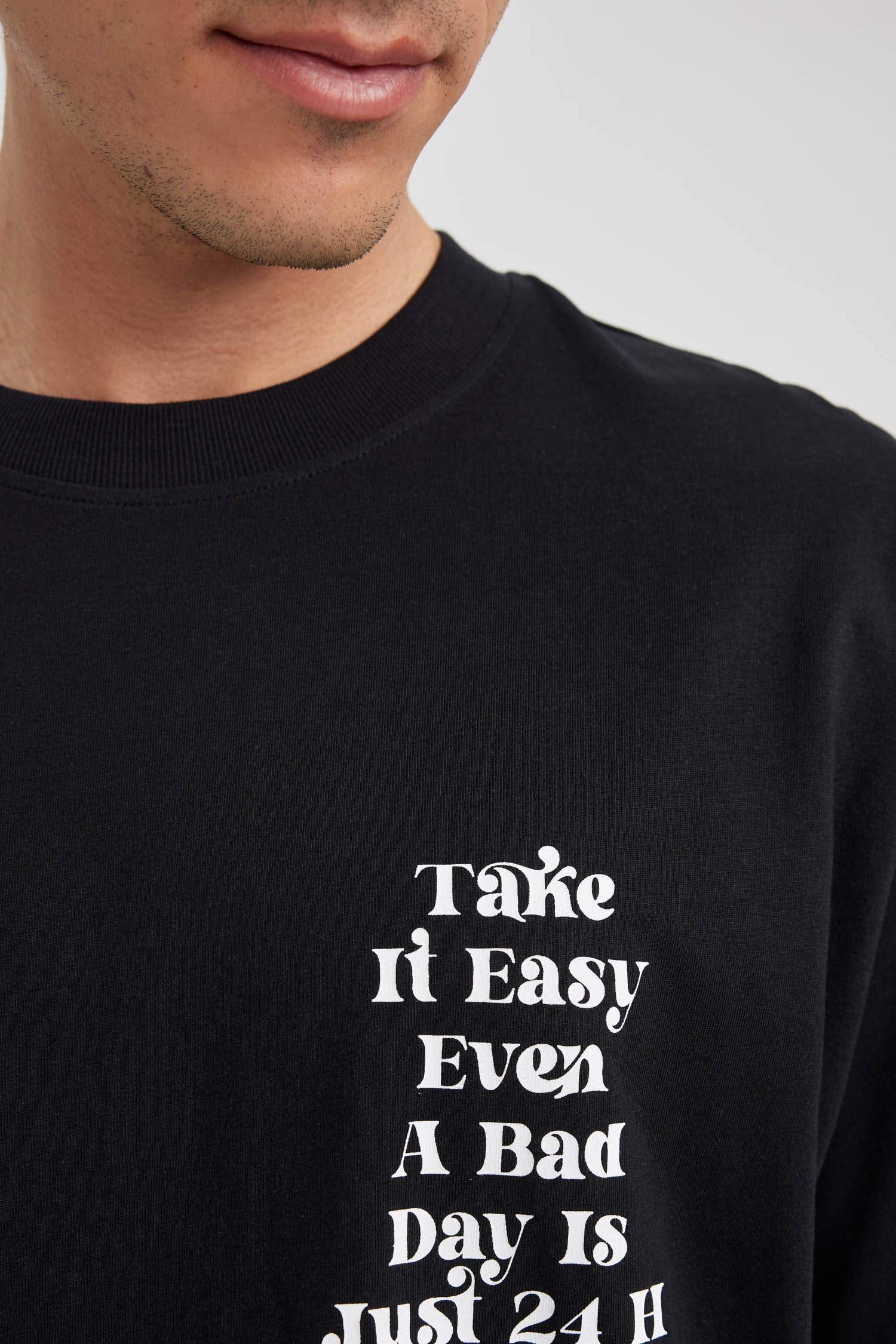 Футболка оверсайз с круглым вырезом и принтом