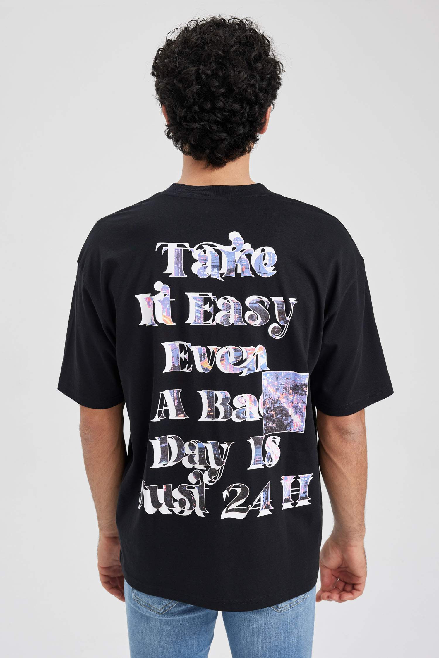 Футболка оверсайз с круглым вырезом и принтом