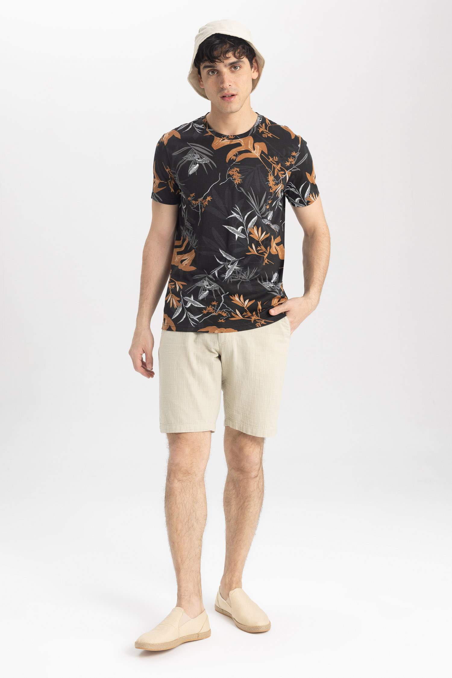 تيشيرت نص ردن سليم فيت مطبوع بياخة مستديرة