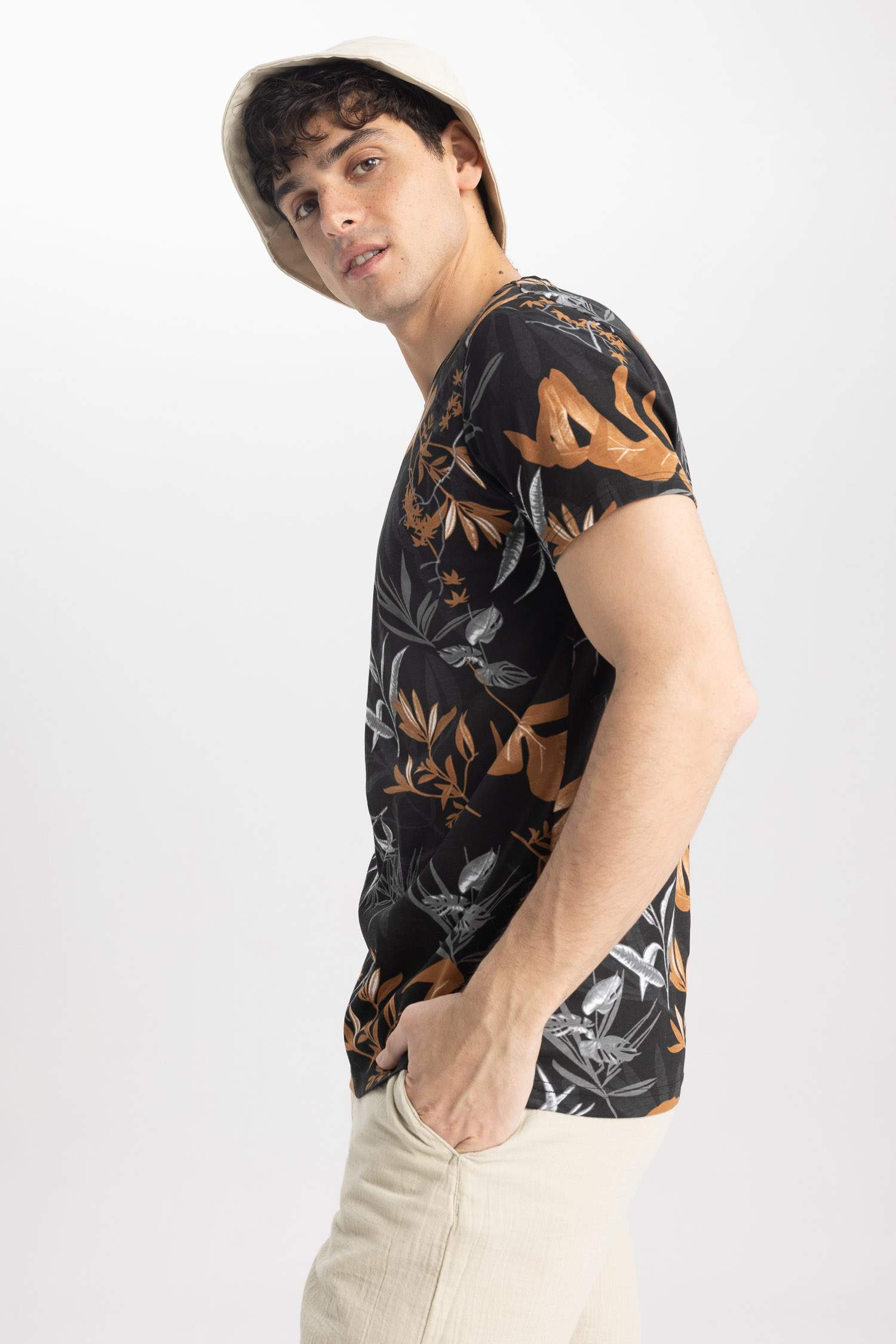 تيشيرت نص ردن سليم فيت مطبوع بياخة مستديرة