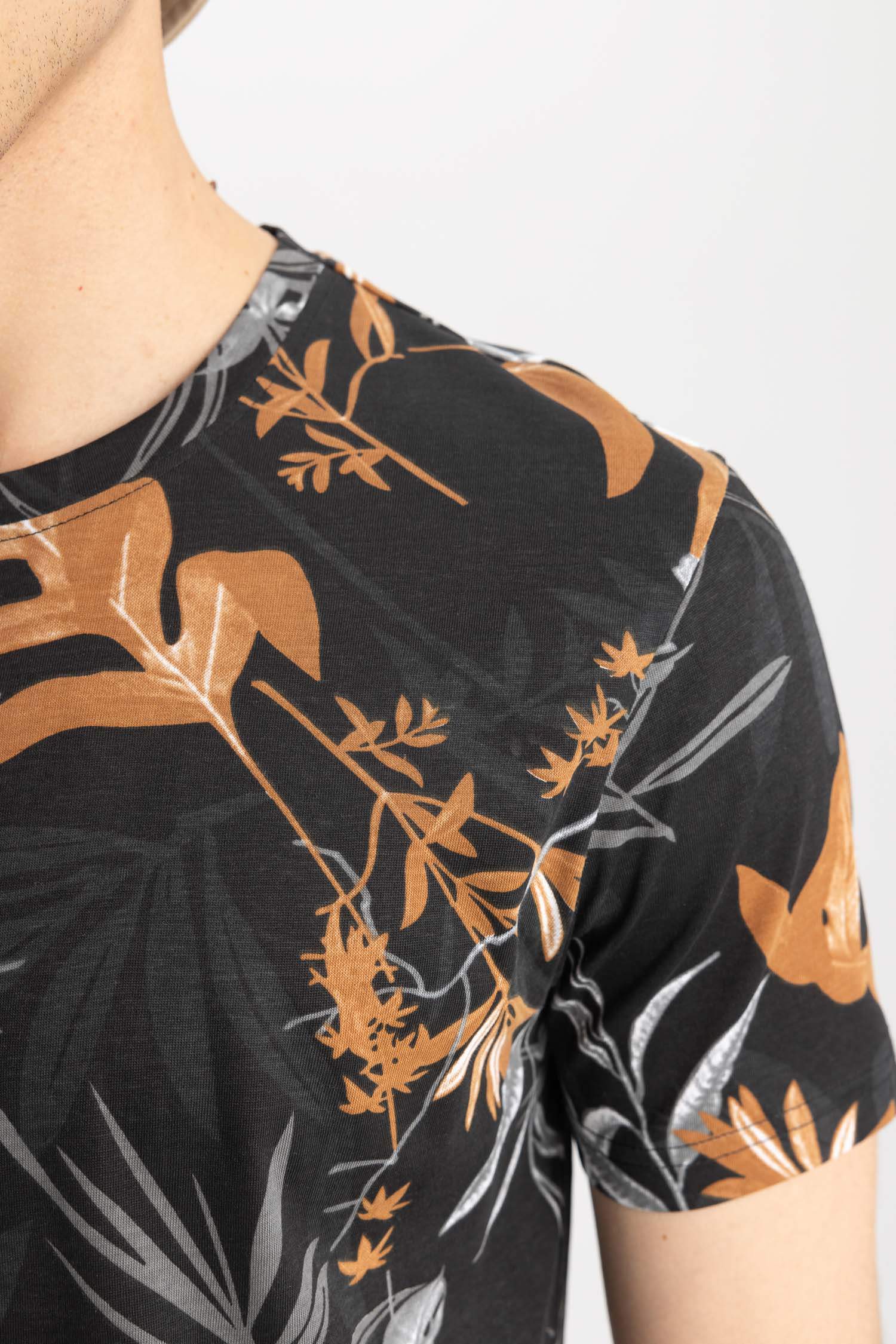 تيشيرت نص ردن سليم فيت مطبوع بياخة مستديرة