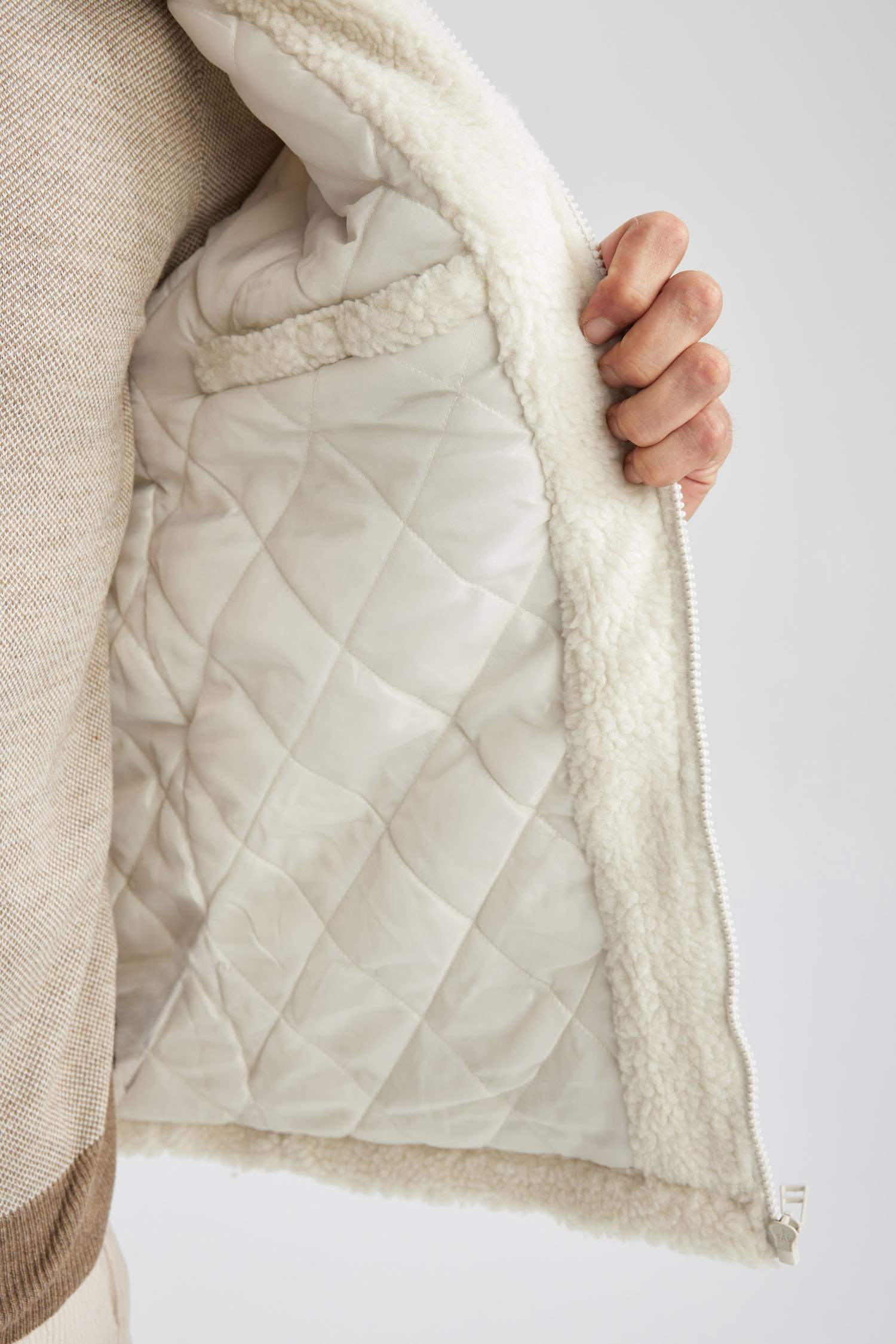 Slim Fit Dar Kesim Dik Yaka Fermuarlı Cepli Pelüş Mont