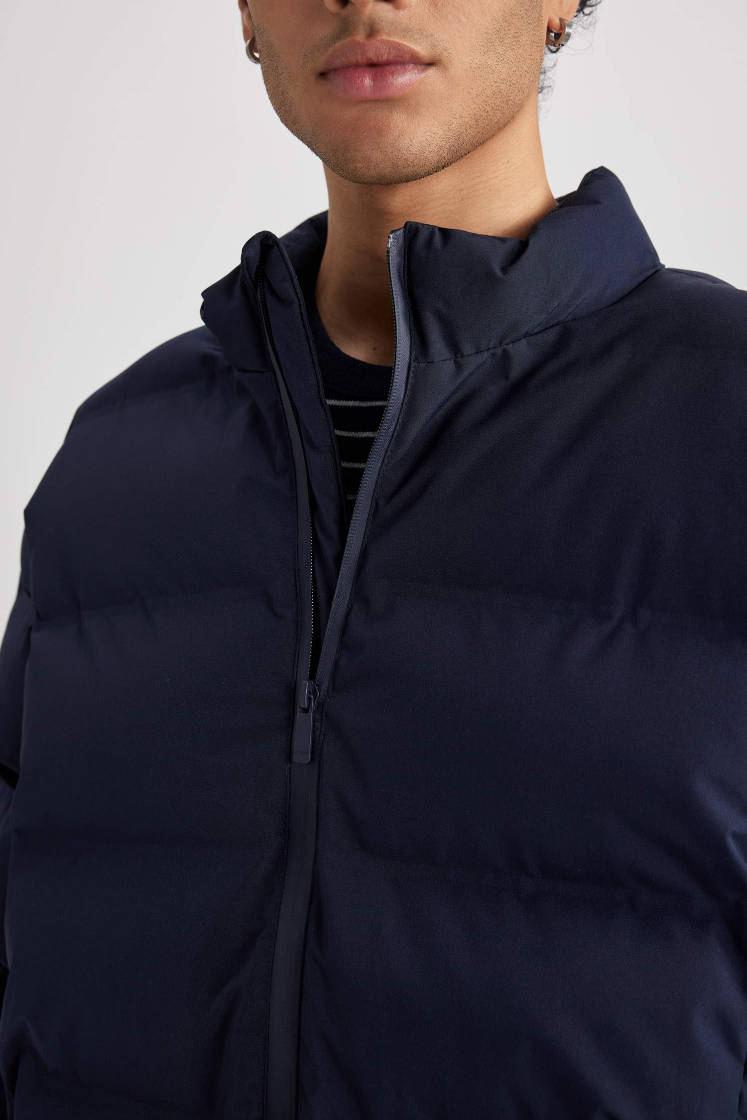 Куртка приталенного кроя с воротником стойкой