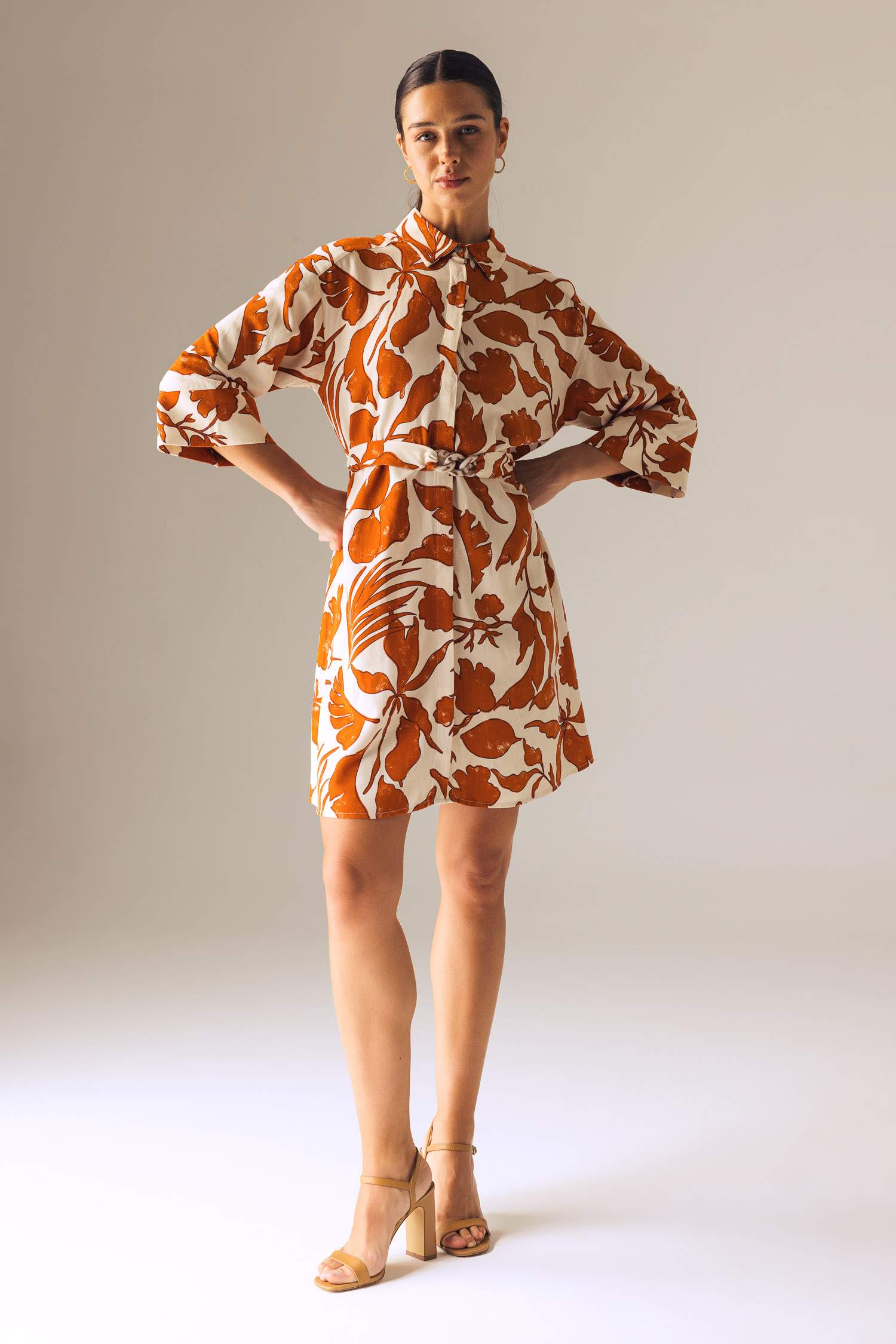 Платье мини с воротником с коротким рукавом