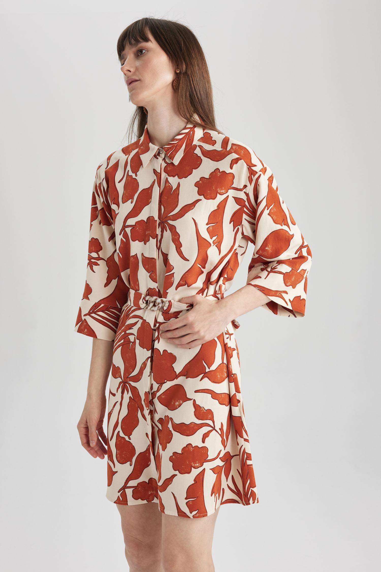 Платье мини с воротником с коротким рукавом