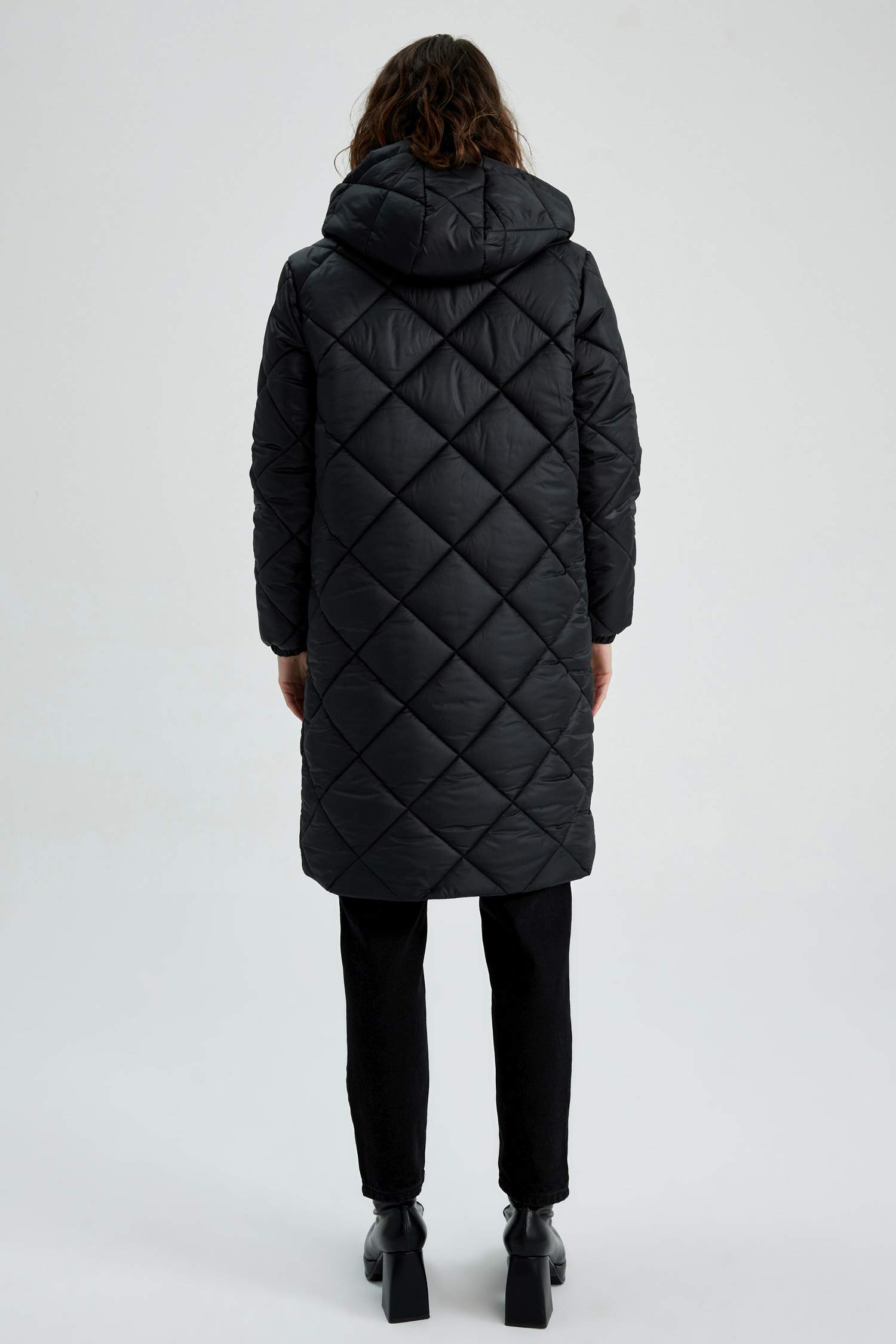 Парка стандартного крою для жінок