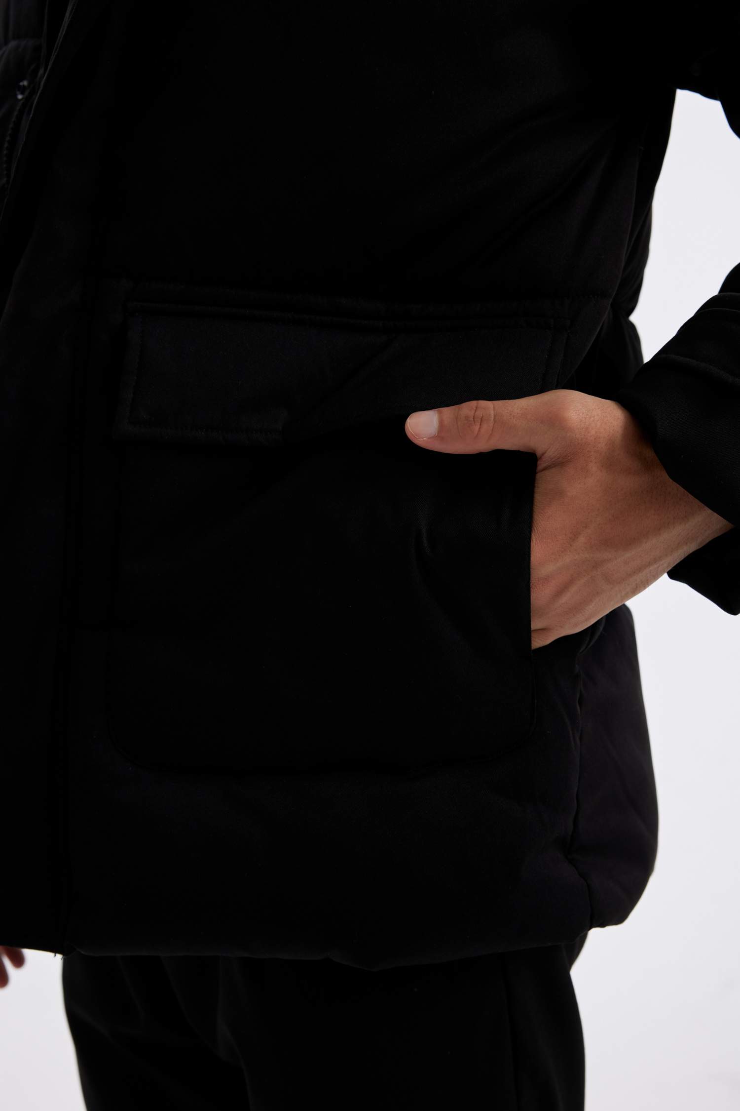 جاكيت سليم فيت بغطاء للرأس