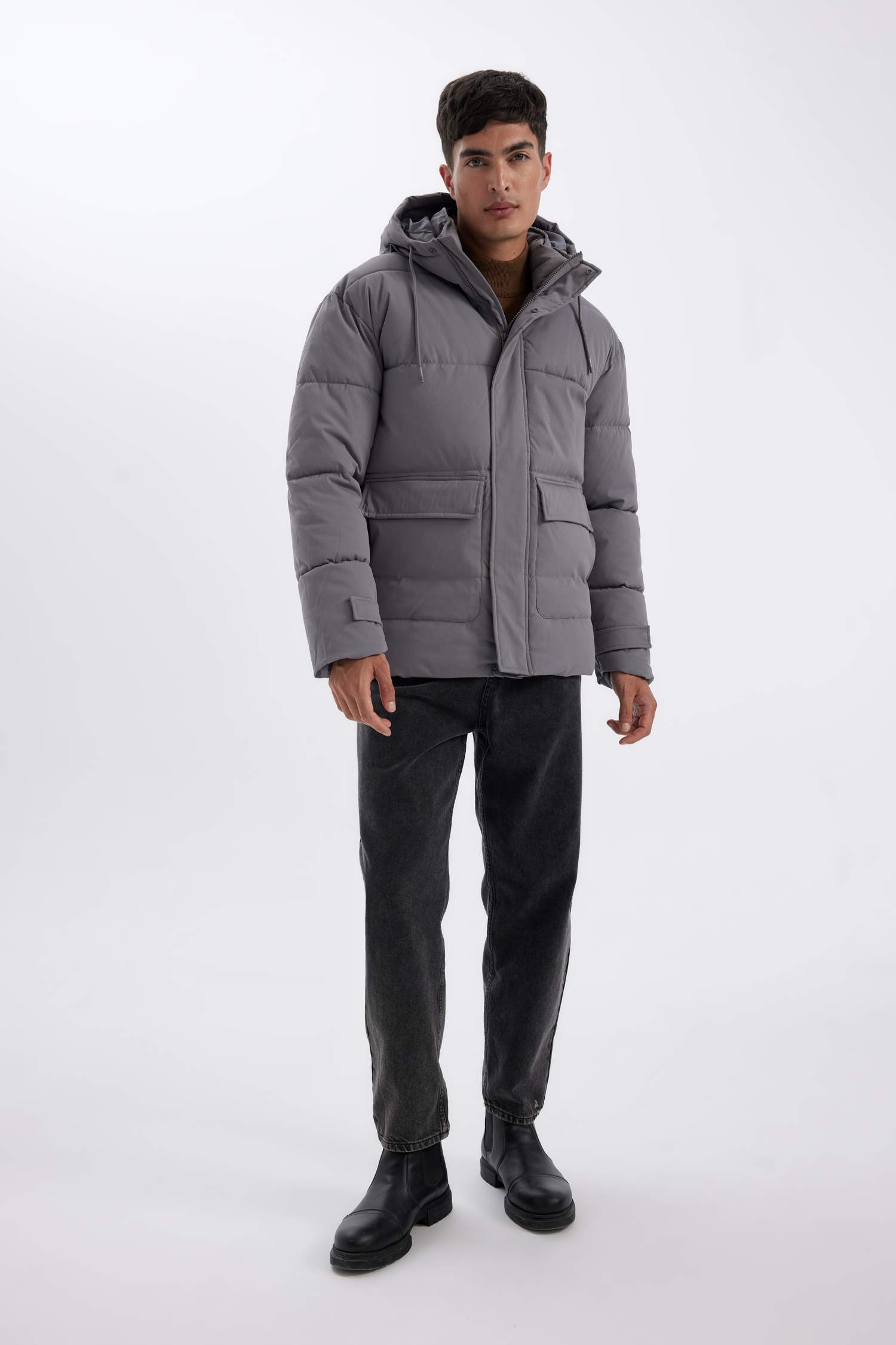 Slim Fit Dar Kesim Astarlı Kapüşonlu Fermuarlı Çift Cepli Kışlık Şişme Mont