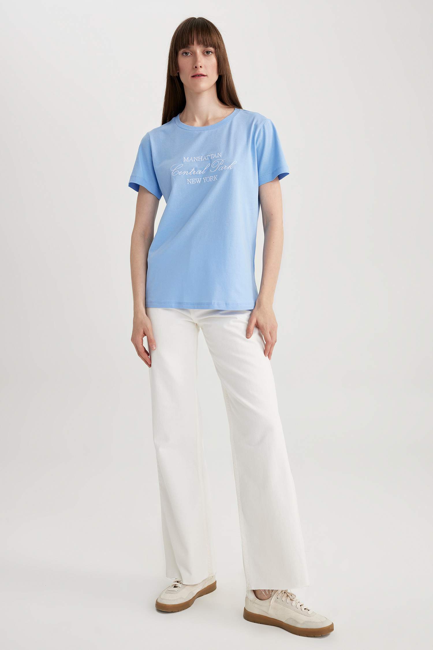 تيشيرت قطن بقصة عادية مطرزة وياقة مستديرة