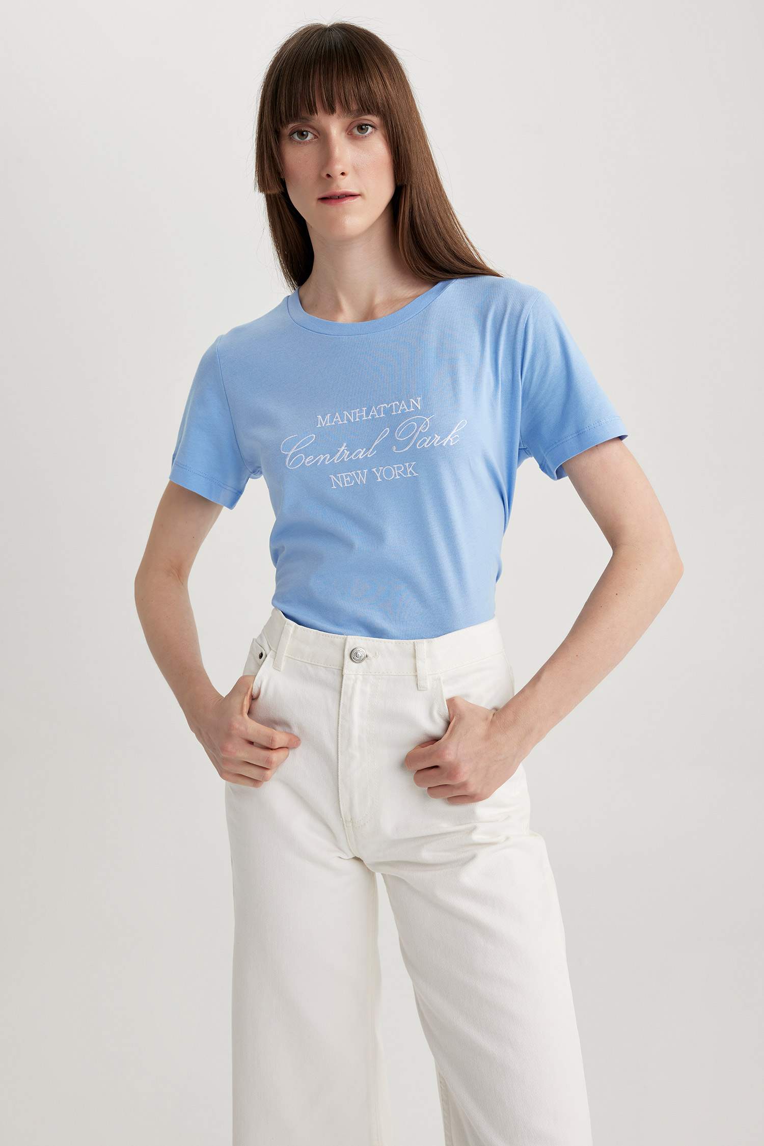 تيشيرت قطن بقصة عادية مطرزة وياقة مستديرة