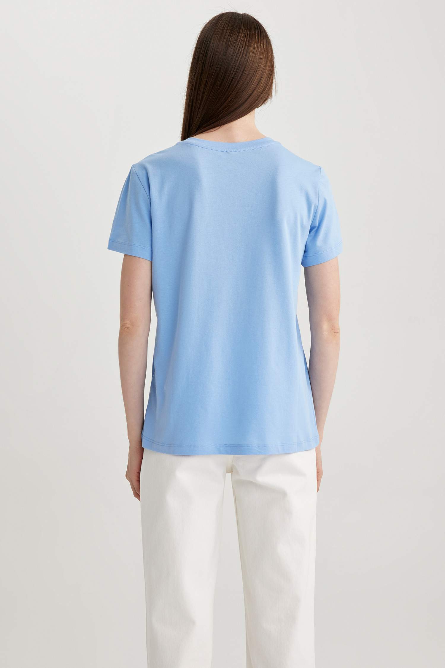 تيشيرت قطن بقصة عادية مطرزة وياقة مستديرة