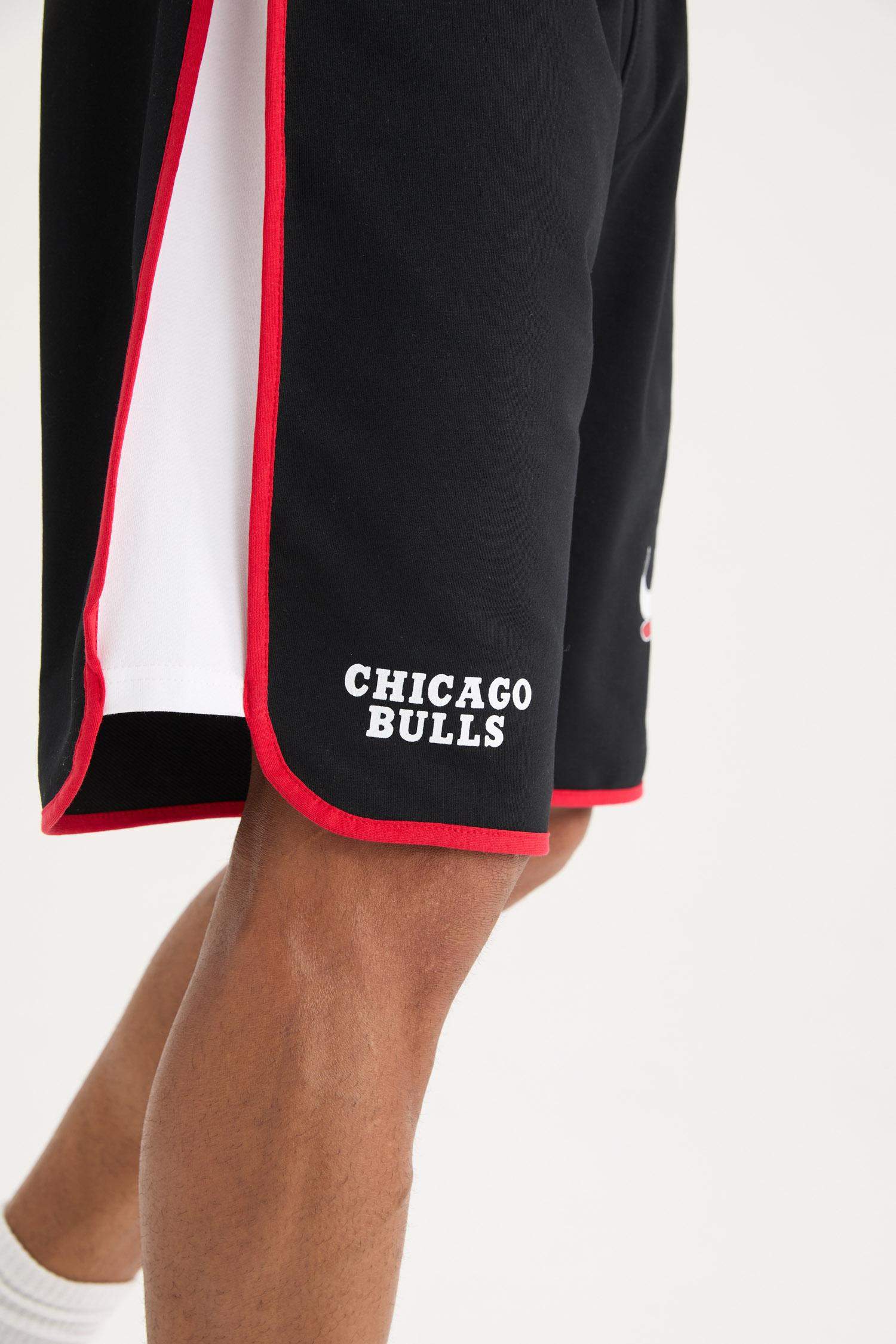 DeFactoFit NBA Chicago Bulls Standart Fit Cepli Bermuda Şort