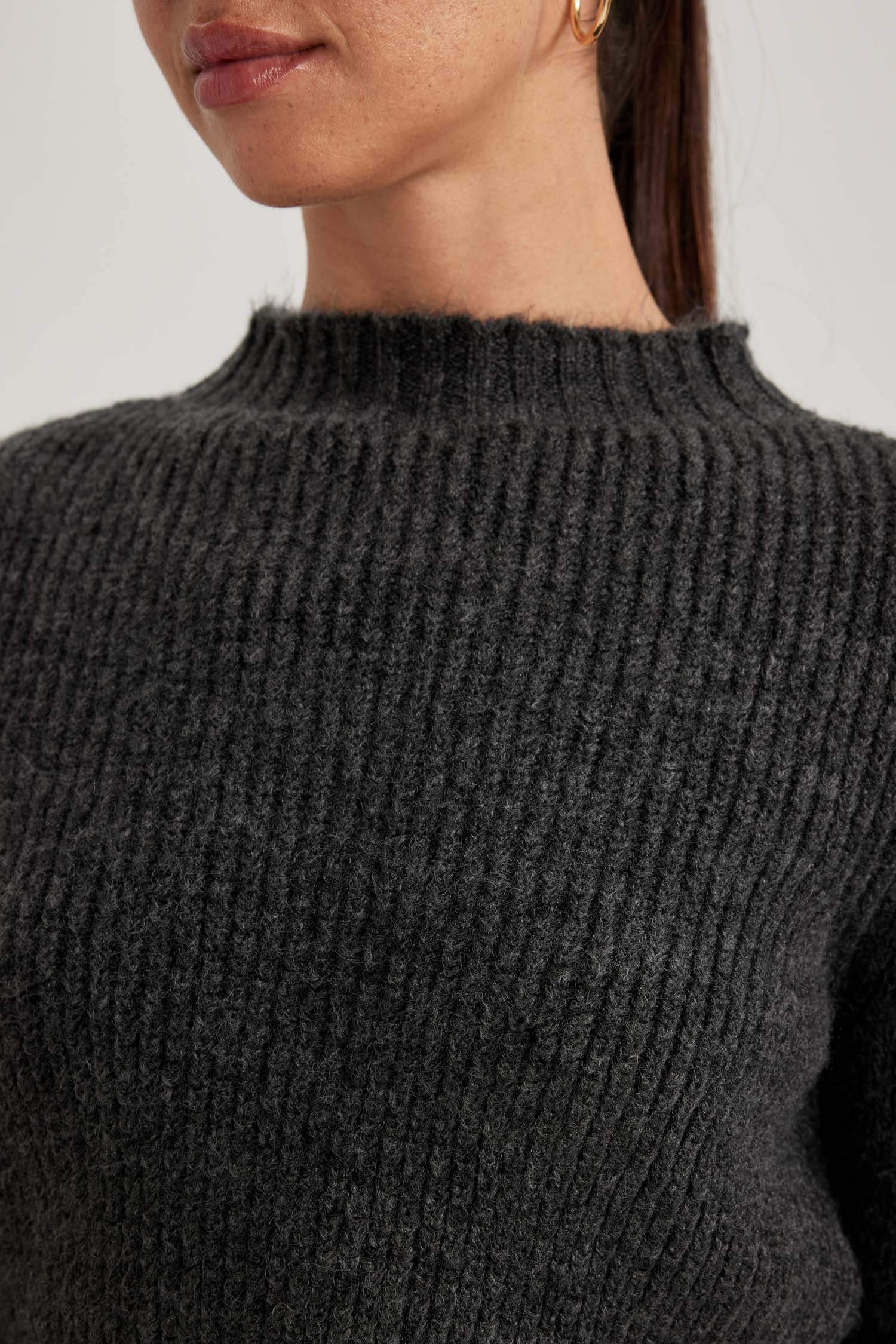 بلوفر محاك بنص رقبة مدورة