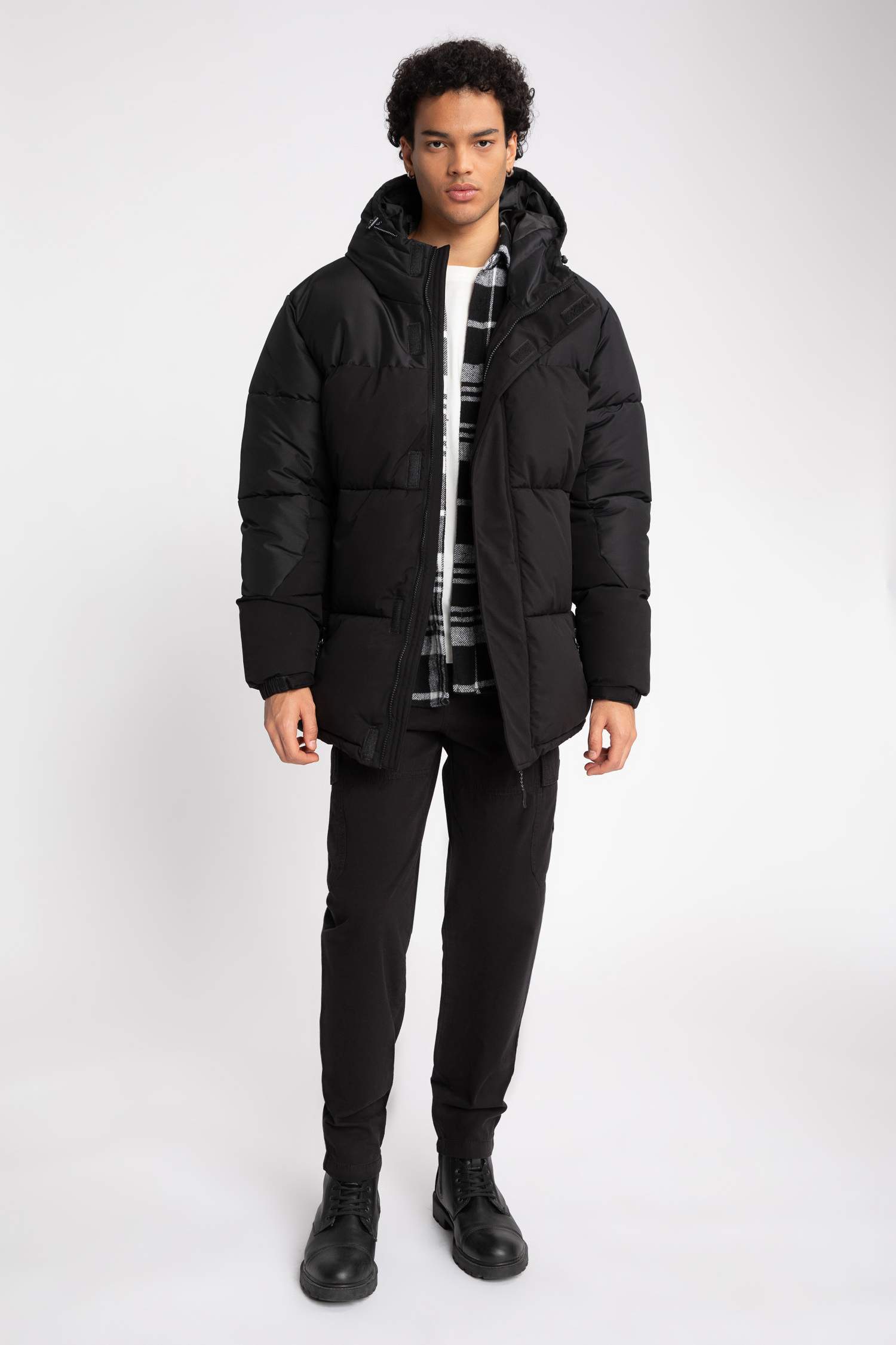 قمصلة نفخ قصة عادية بغطاء للرأس