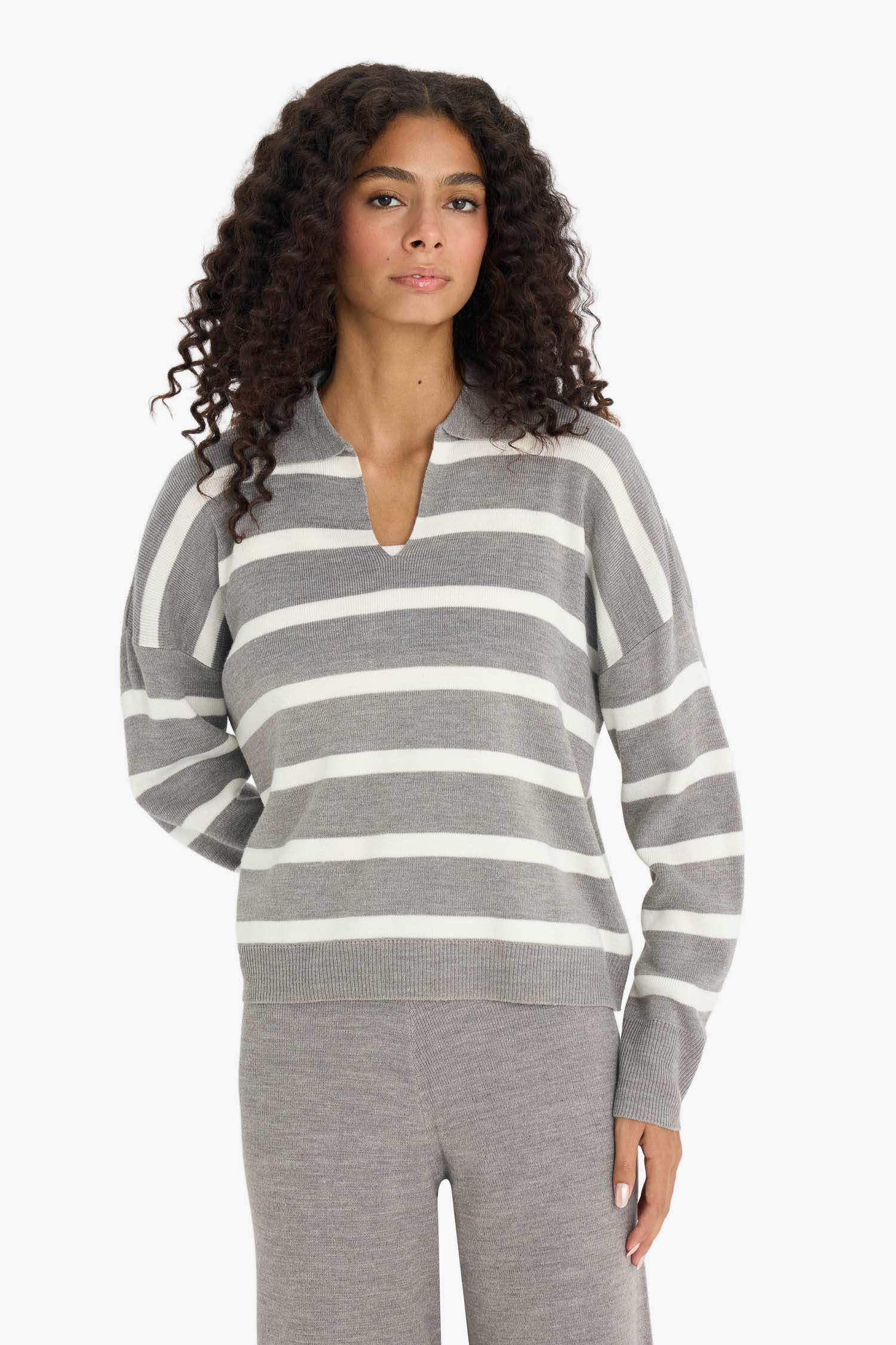 Свитер с поло воротником свободного кроя