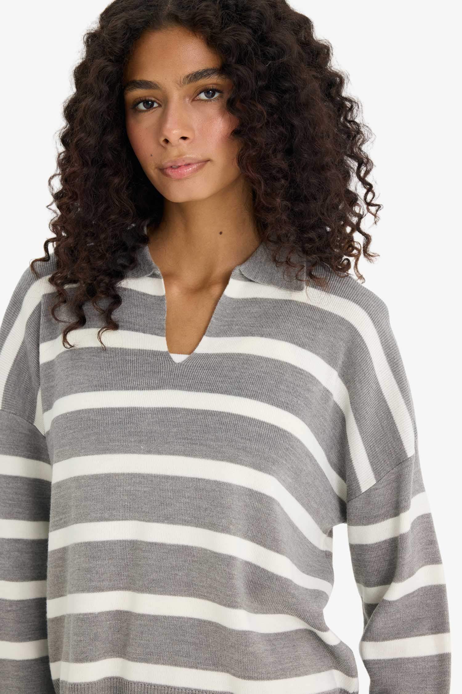 Свитер с поло воротником свободного кроя