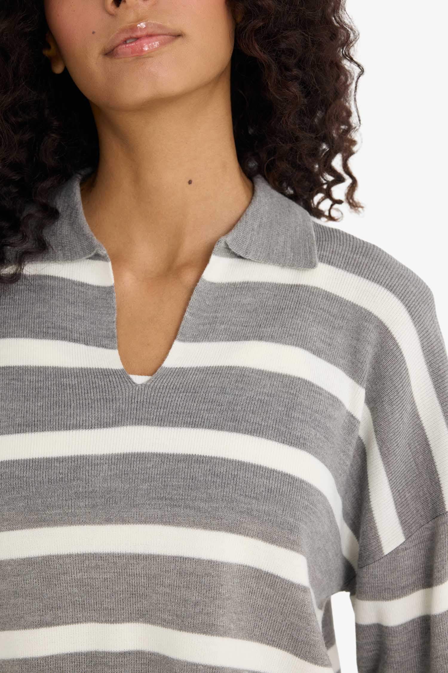 Свитер с поло воротником свободного кроя