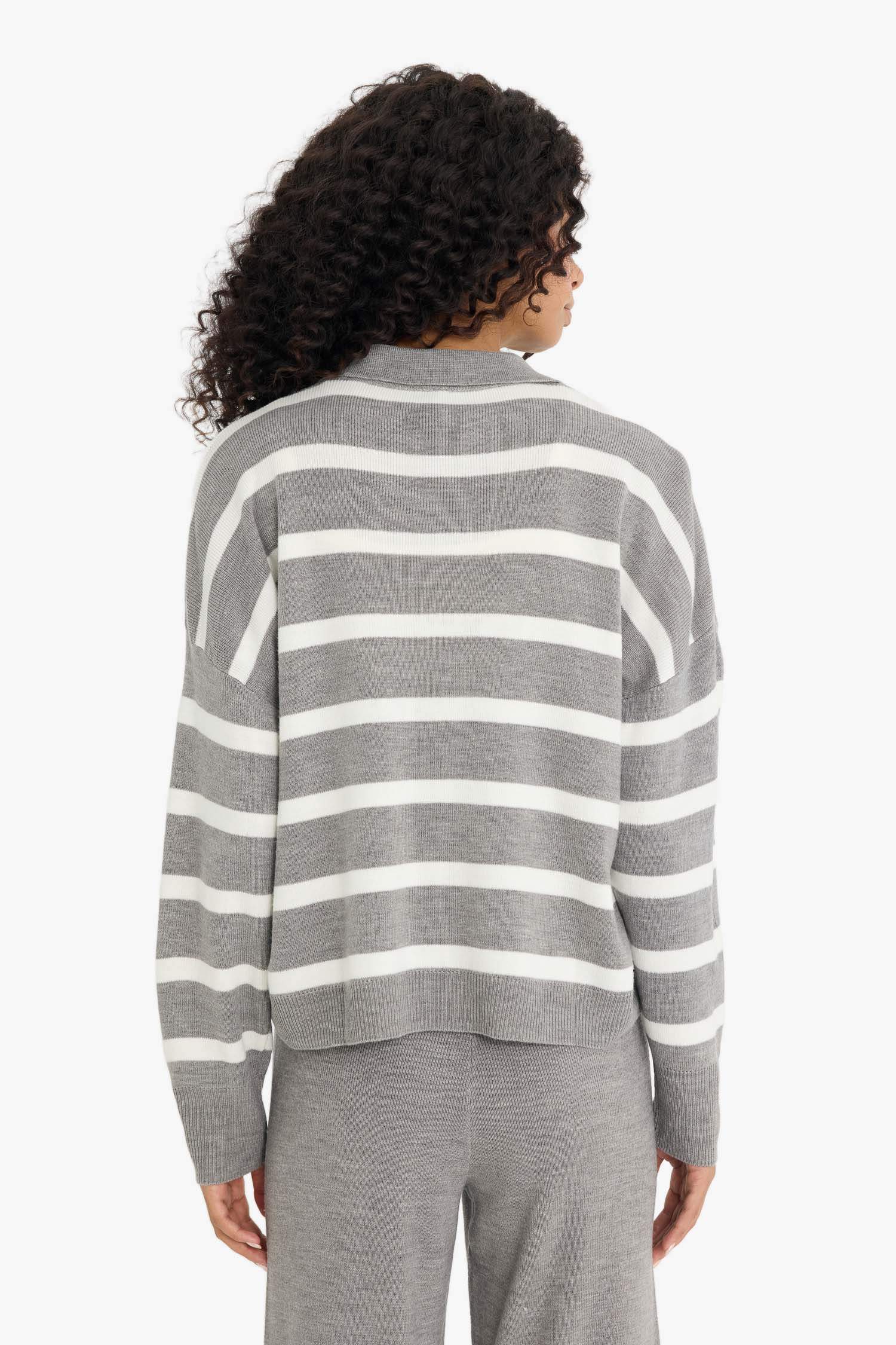 Свитер с поло воротником свободного кроя