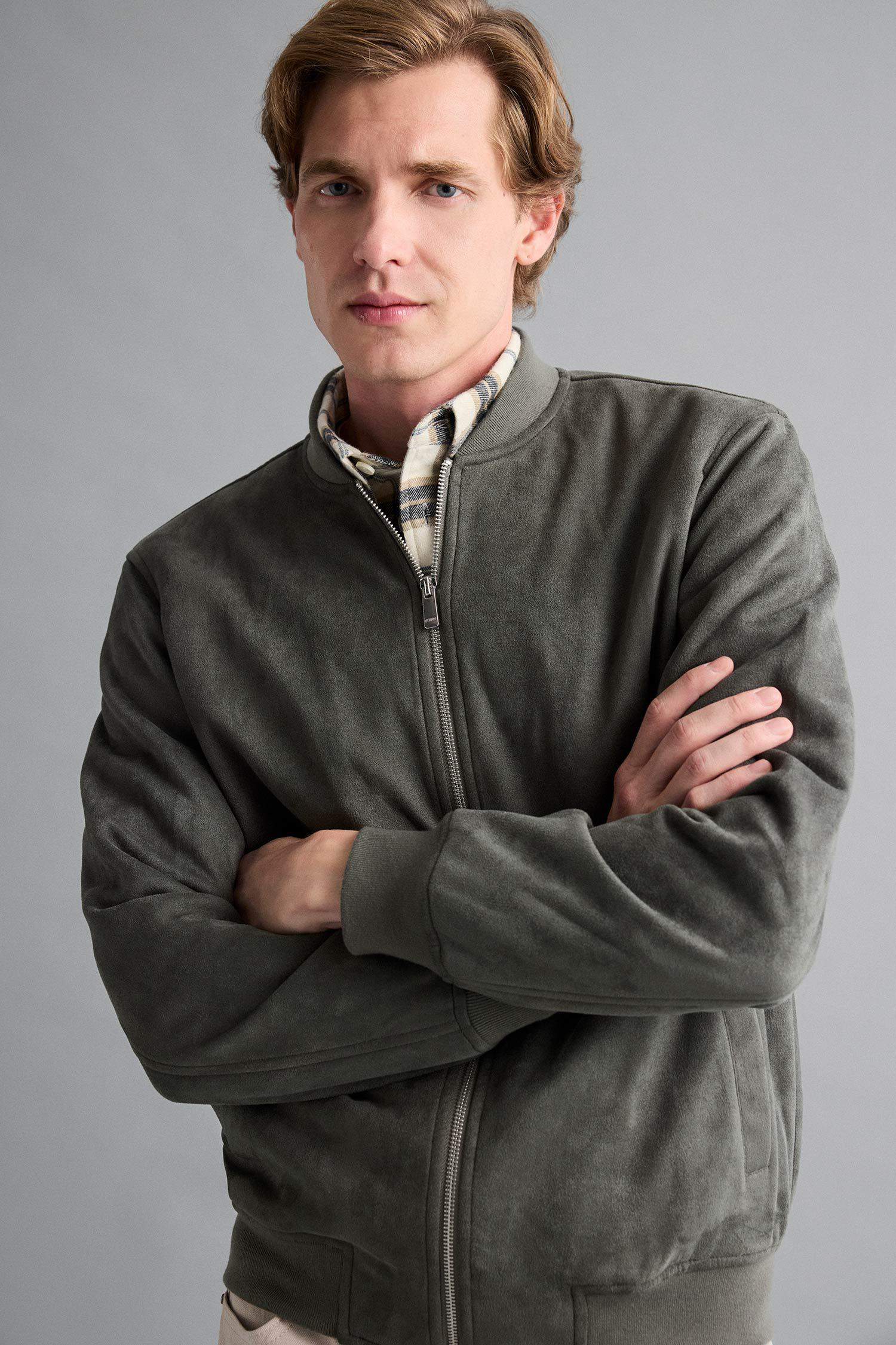 Узкое приталенное пальто из замши с воротником-стойкой и застежкой-молнией