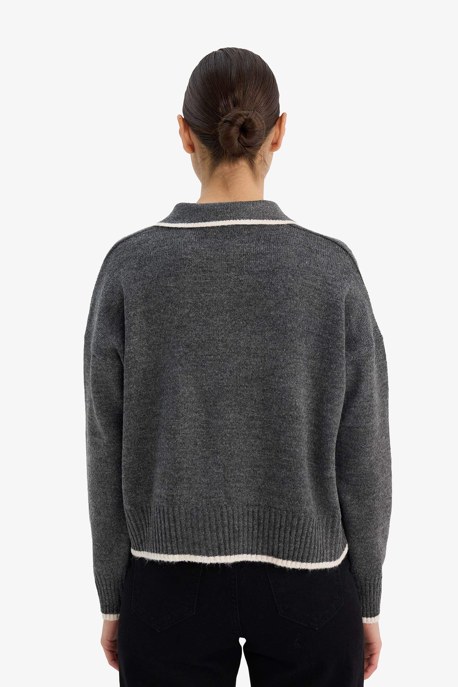 بلوفر تريكو قصة عادية بياقة بولو