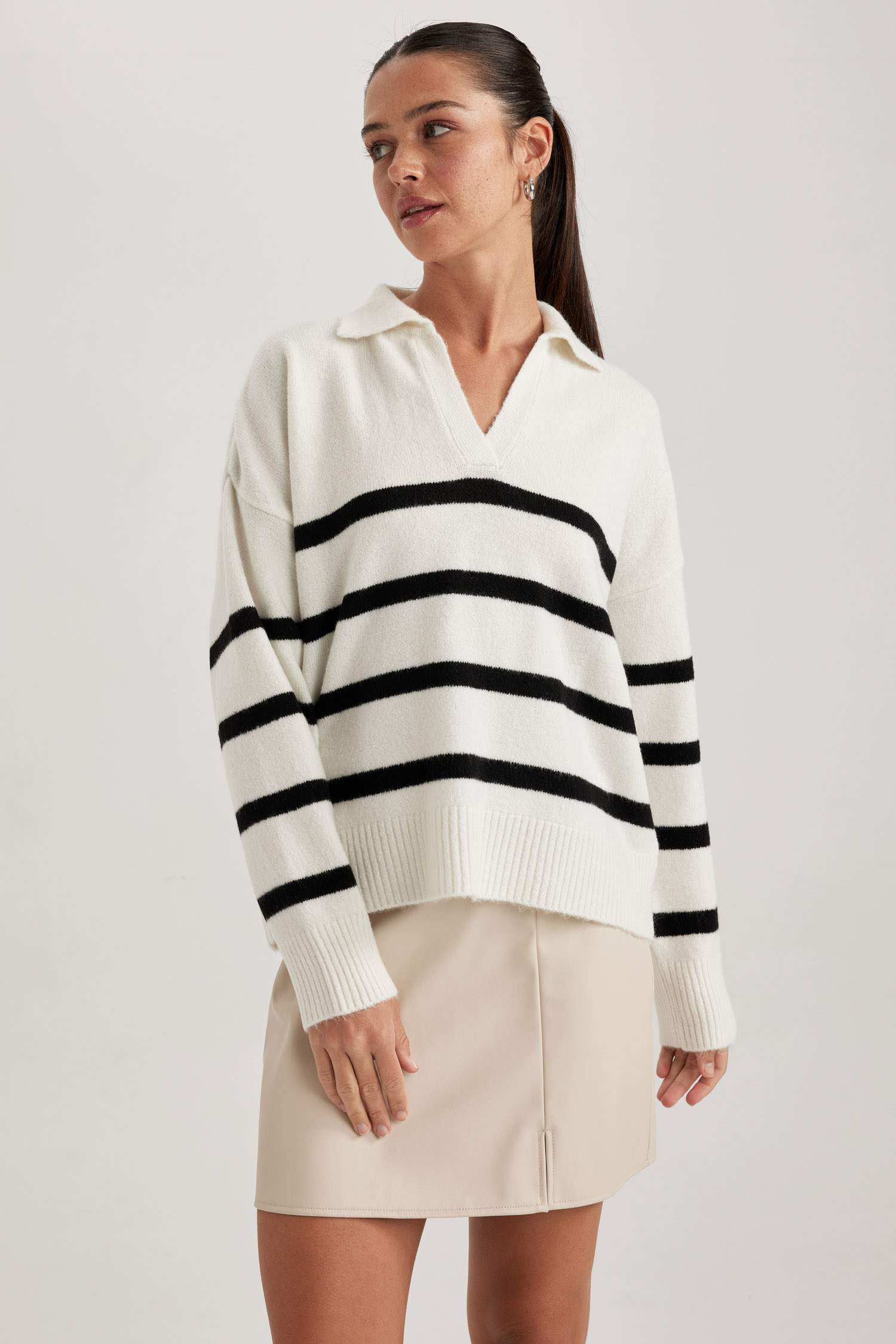 Свитер стандартного кроя в полоску с воротником-поло