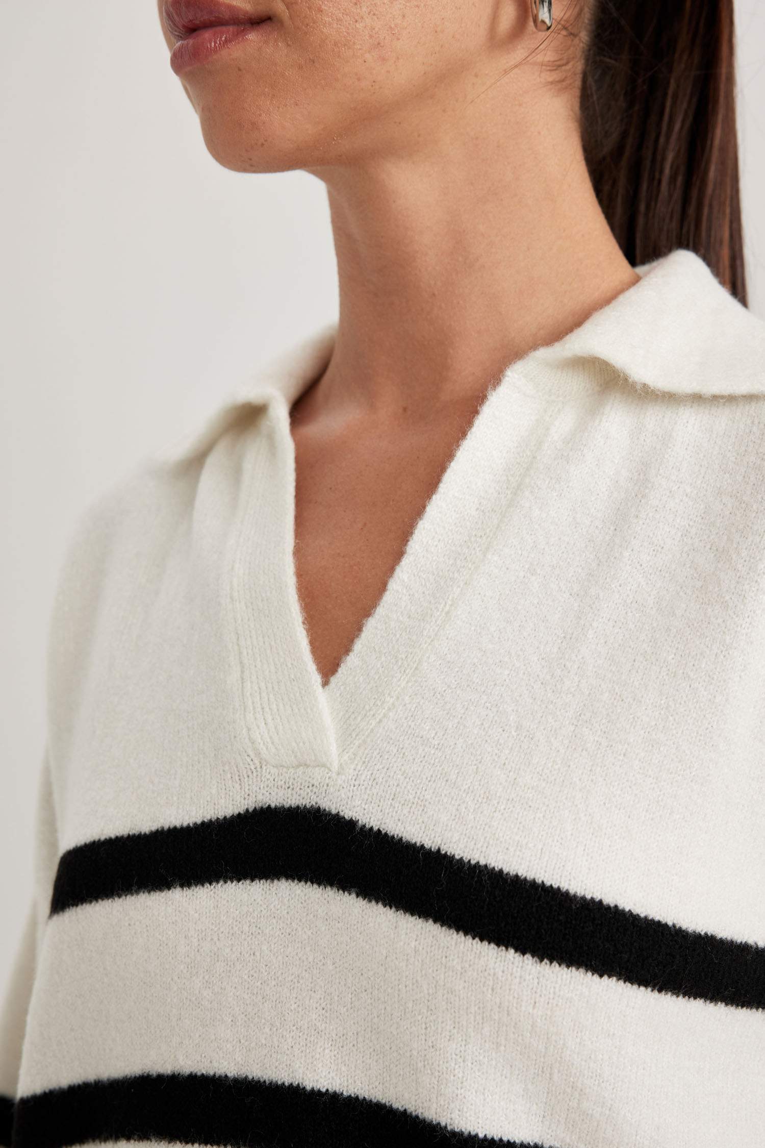 Свитер стандартного кроя в полоску с воротником-поло