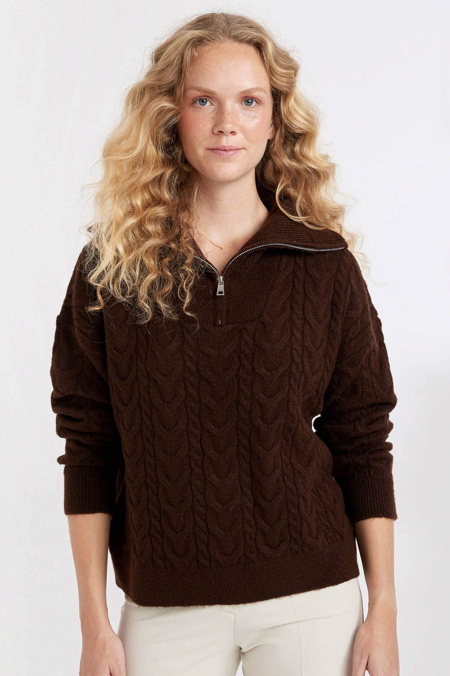 Свитер оверсайз с воротником