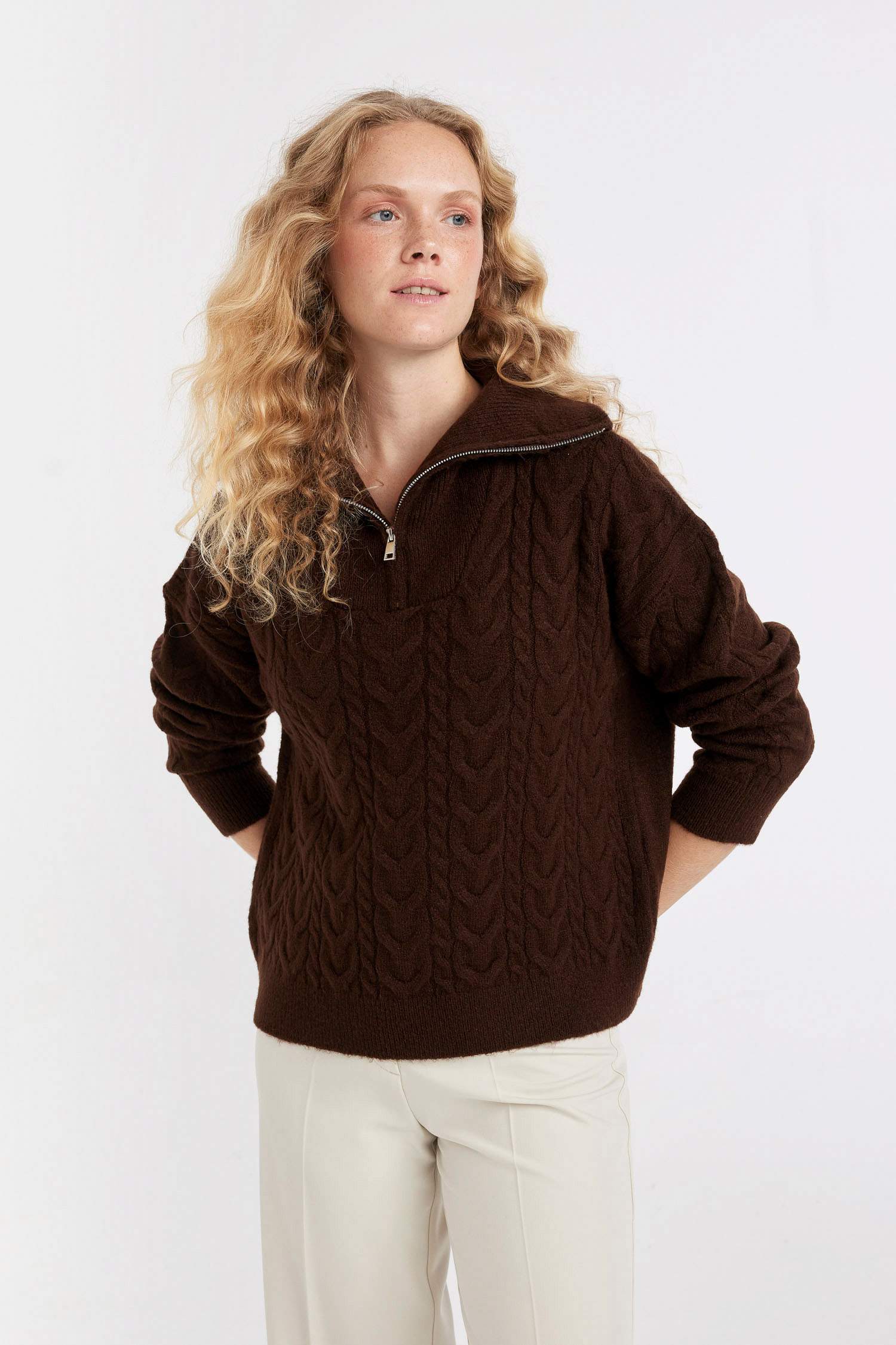 Свитер оверсайз с воротником